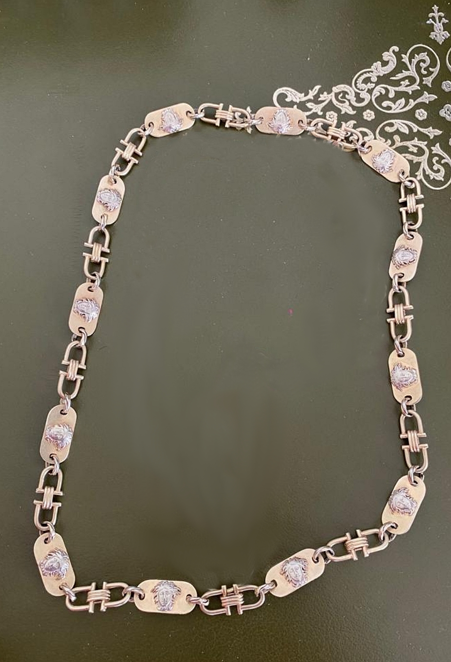 Diese 9.000 Euro teure Designerkette aus einem Wiener Wohnhaus gestohlen 