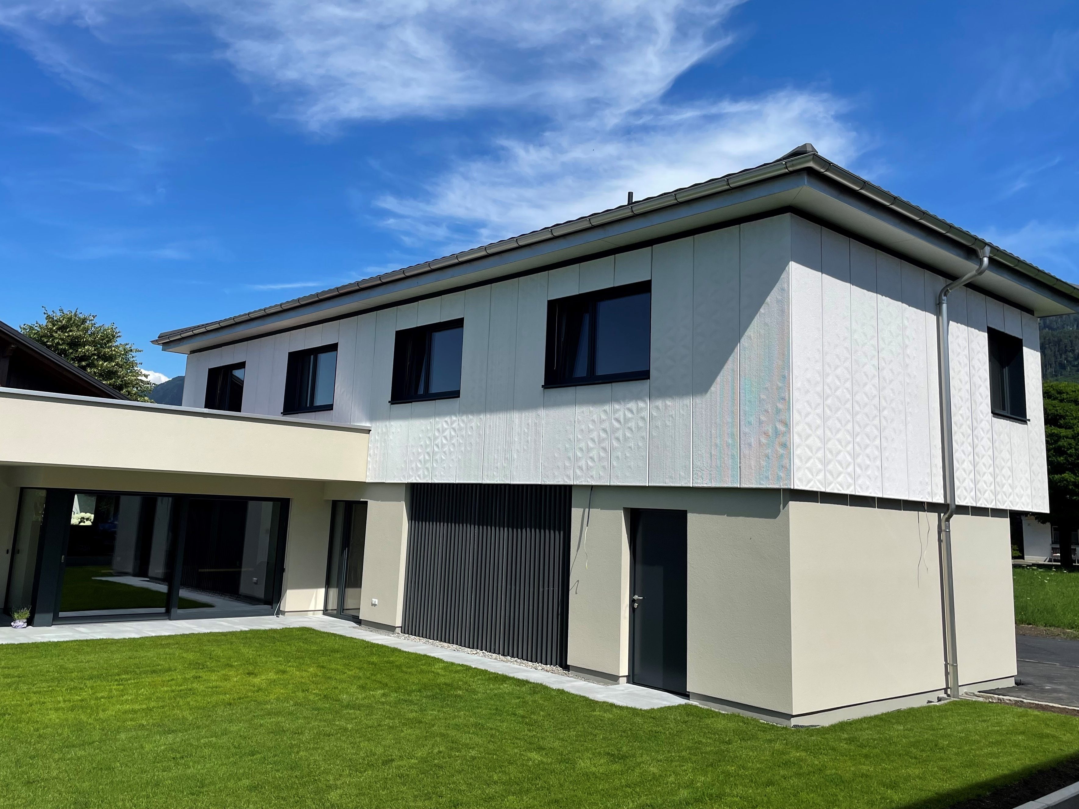 74 individuell gemusterte Beton-Paneele umhüllen ein Einfamilienhaus in Götzis. 74 individuell gemusterte Beton-Paneele umhüllen ein Einfamilienhaus in Götzis.