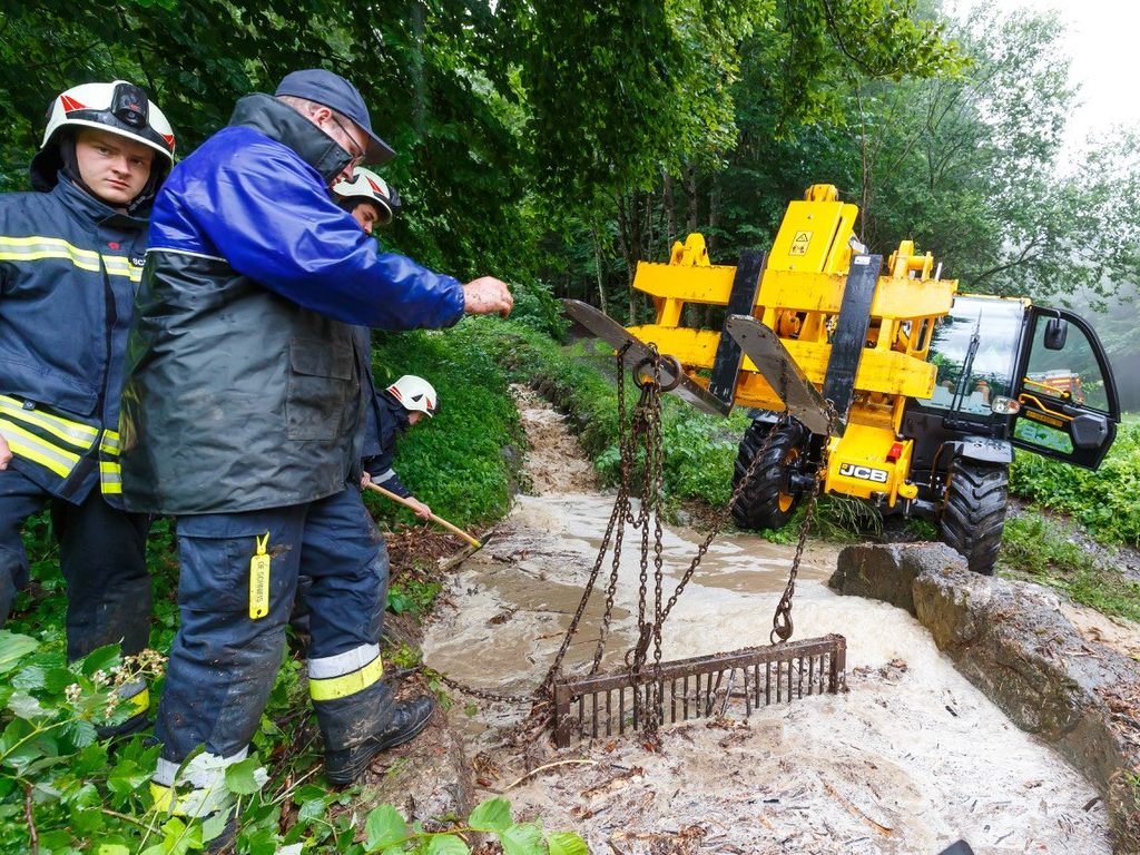 Aufräumarbeiten an der Jagdbergstraße in Schnifis.