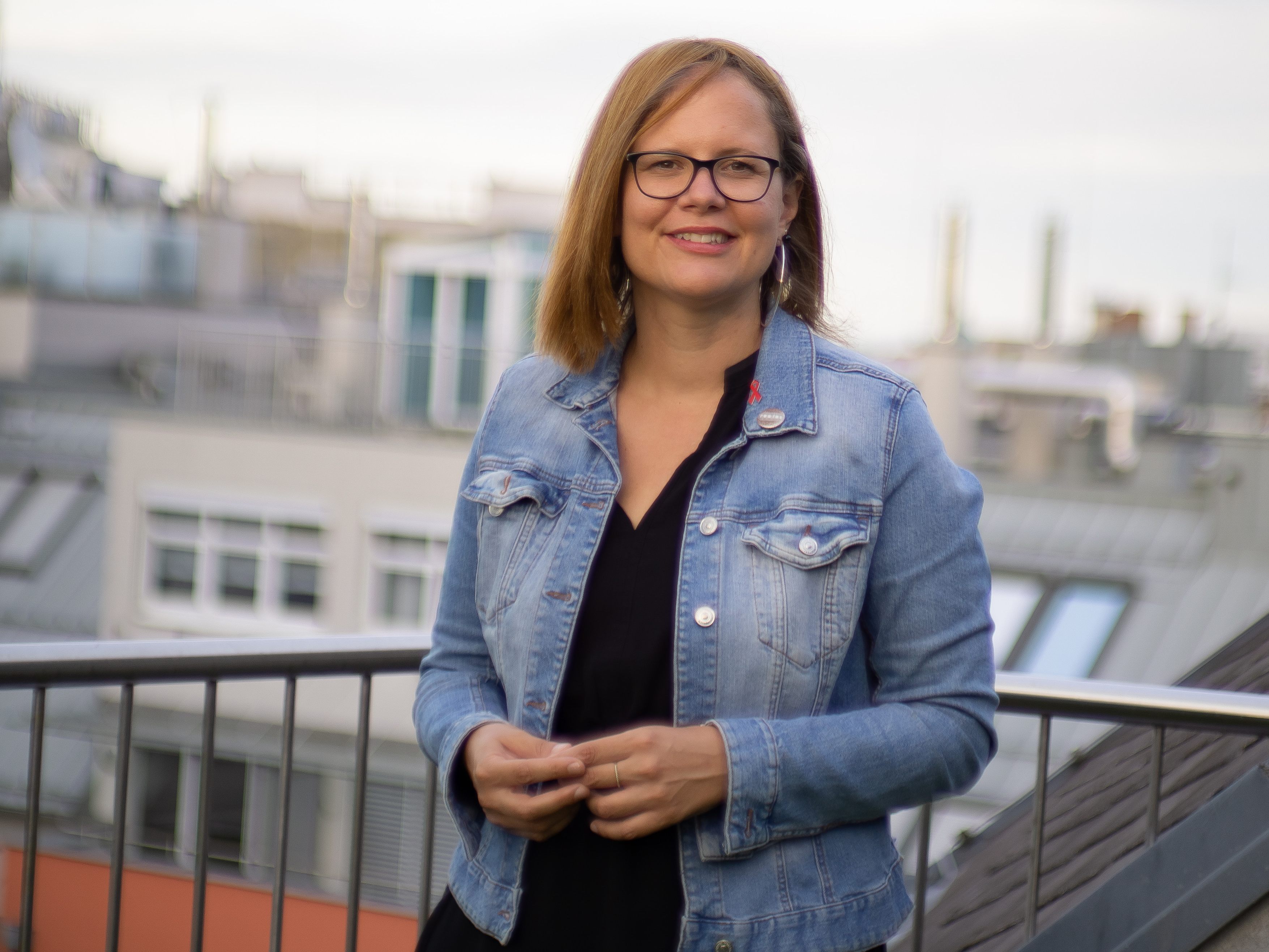 Andrea Brunner, Geschäftsführerin der Aids Hilfe Wien erklärt, dass man sich oft viel zu wenig über sexuelle Gesundheit zu reden traue. Die Kampagne "Lust auf Reden" soll das ändern.