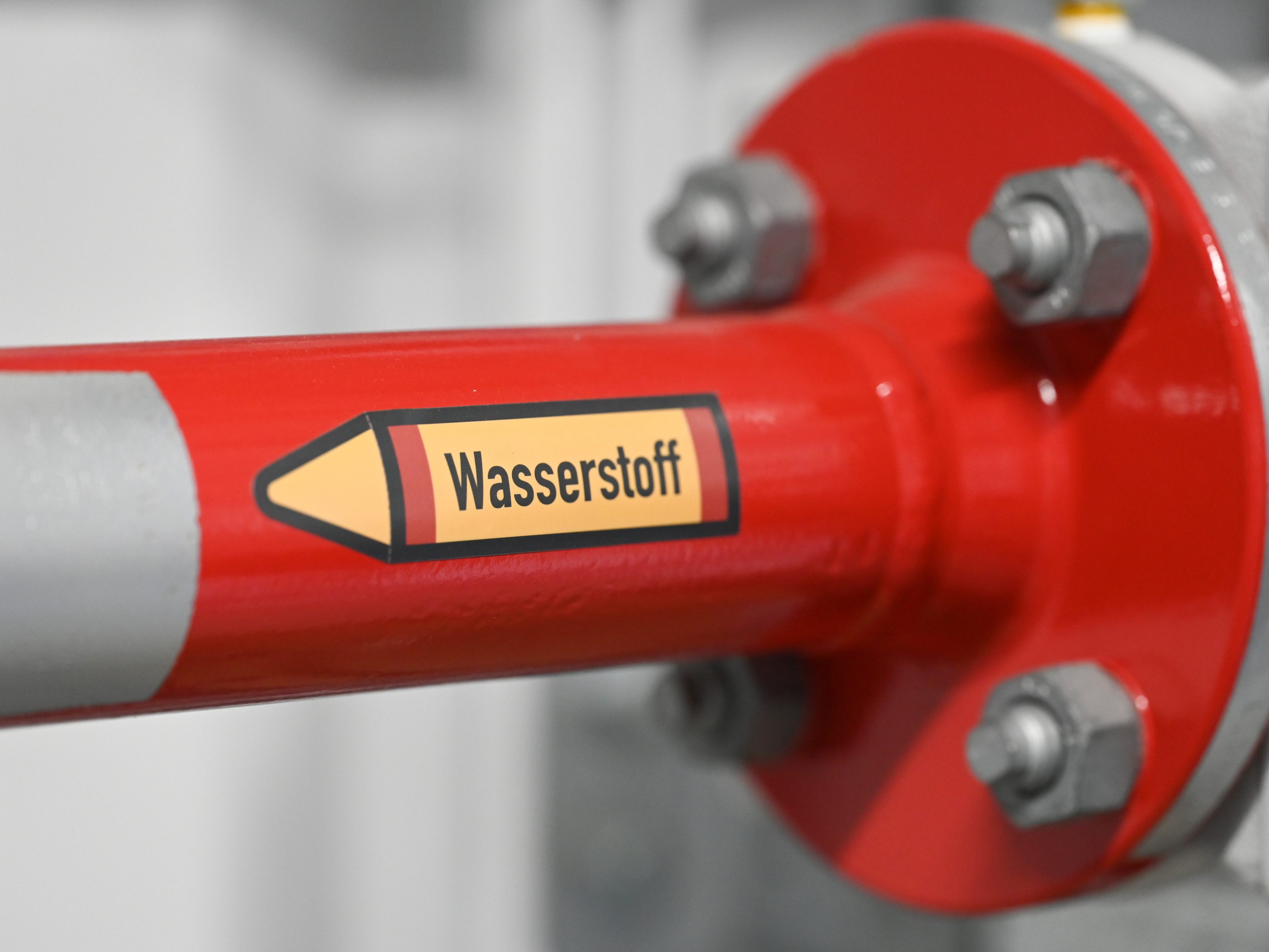 Der Verbund und Burgenland Energie wollen gemeinsam ein Großprojekt zur Wasserstoff-Erzeugung starten. Der Verbund und Burgenland Energie wollen gemeinsam ein Großprojekt zur Wasserstoff-Erzeugung starten.