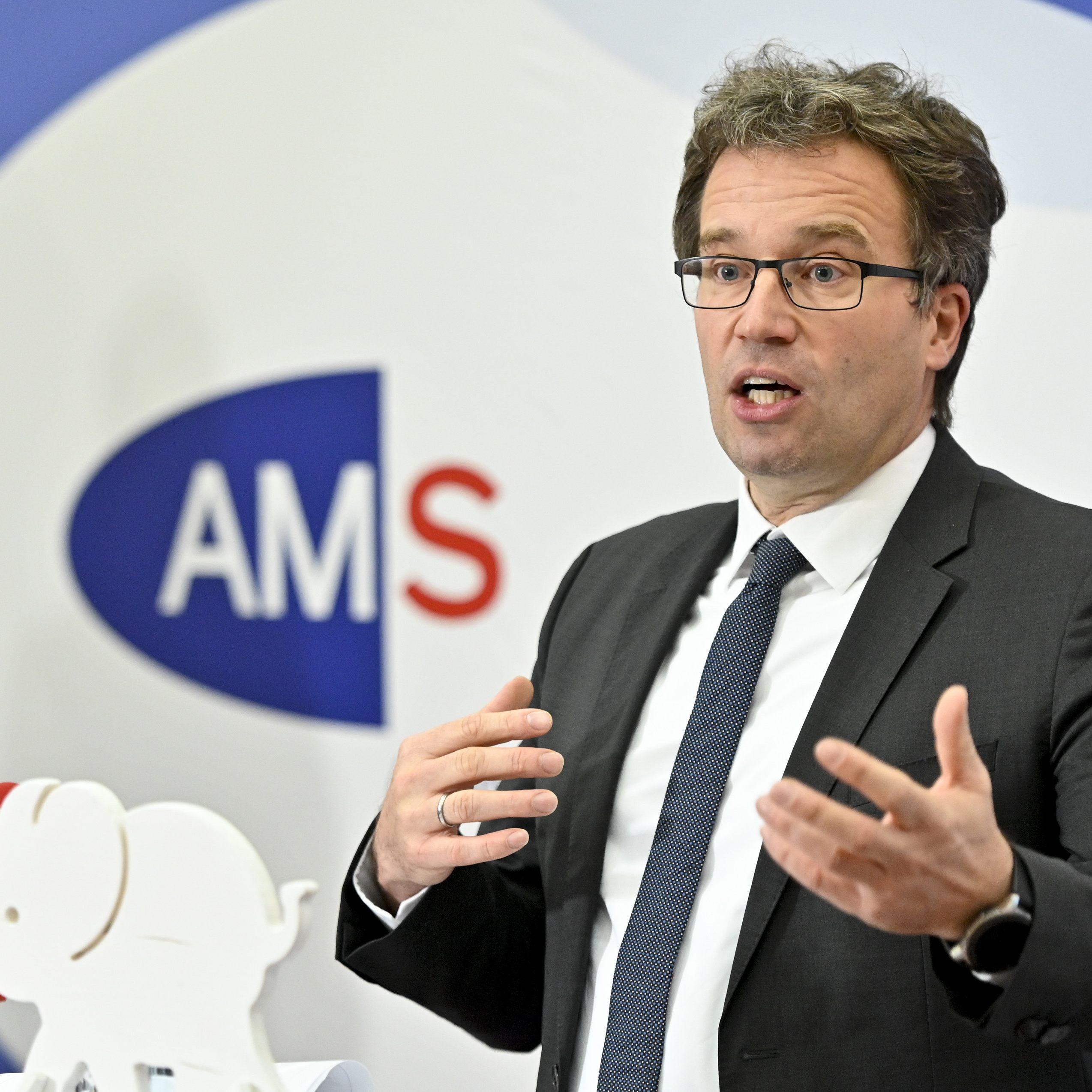 AMS-Kopf für Wartefrist beim Arbeitslosengeld.