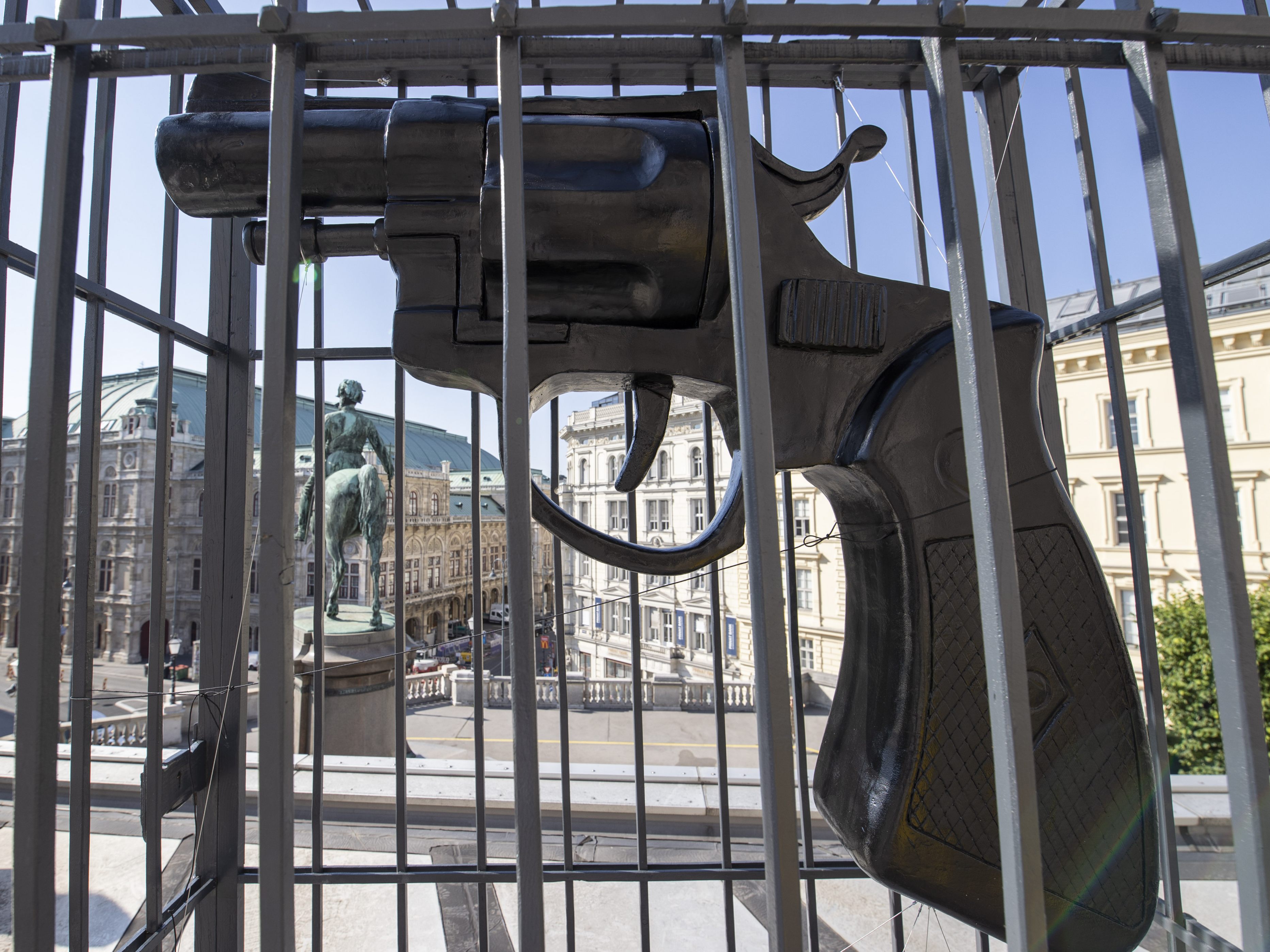 Das Objekt "Imagine" von Vladimir Dodig Trokut wurde am Montag mit dem Kran auf das Dach der Wiener Albertina gehievt. Das Objekt "Imagine" von Vladimir Dodig Trokut wurde am Montag mit dem Kran auf das Dach der Wiener Albertina gehievt.