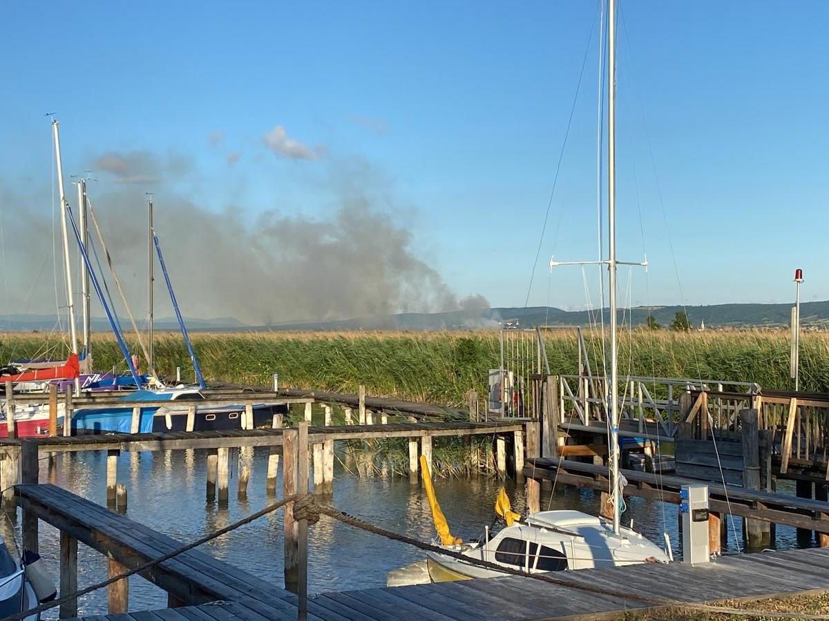Drei Hektar Schilf am Neusiedler See in Flammen. Drei Hektar Schilf am Neusiedler See in Flammen.