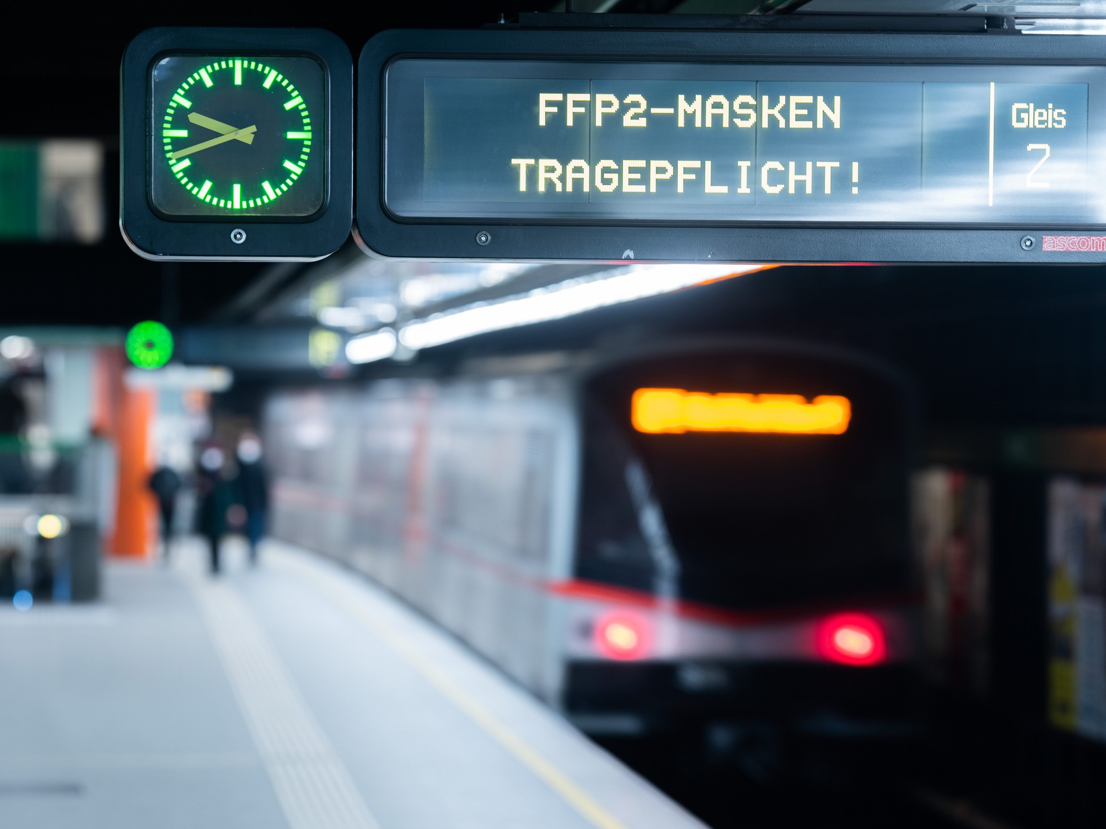 Wiener Linien kontrollieren Maskenpflicht wieder verstärkt.