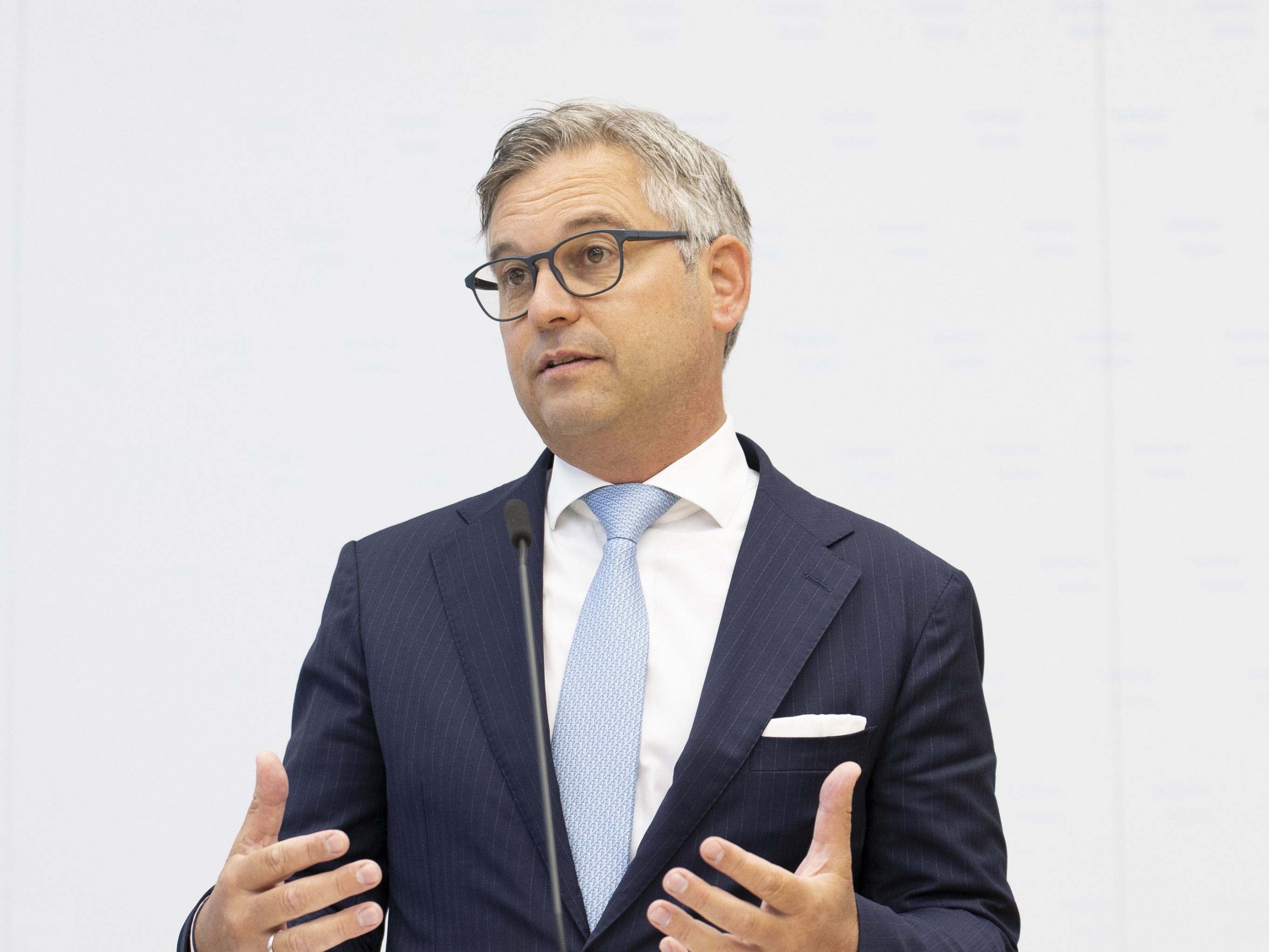 Bis 2026 sollen sich die Menschen 18 Milliarden Euro ersparen, so Finanzminister Magnus Brunner