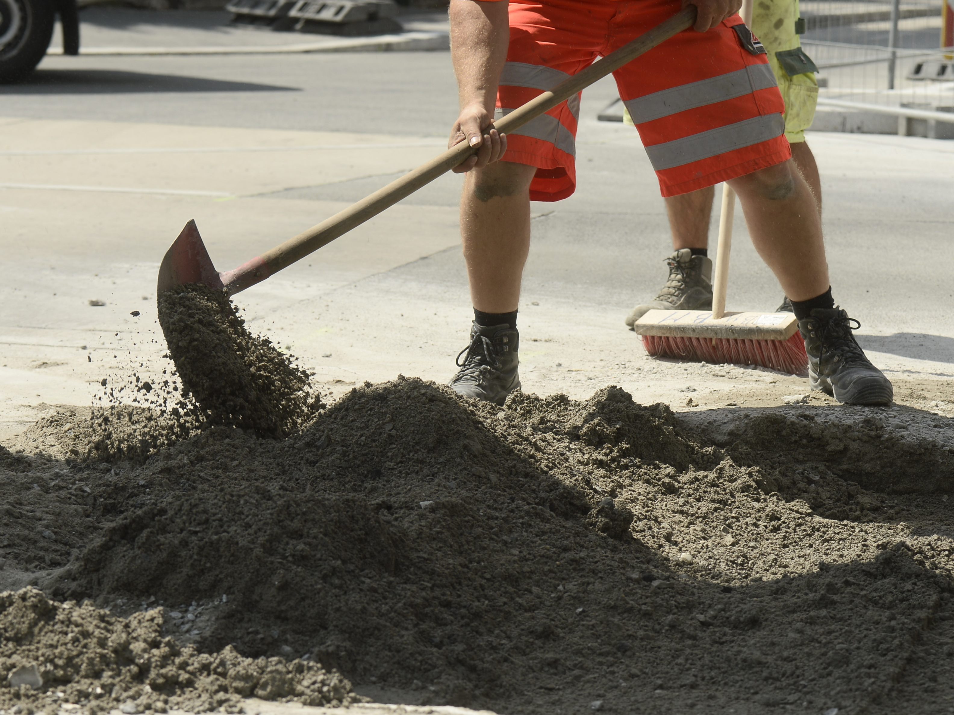 In der Kopalgasse in Wien-Simmering wird am 2. August mit der Fahrbahnsanierung begonnen. In der Kopalgasse in Wien-Simmering wird am 2. August mit der Fahrbahnsanierung begonnen.