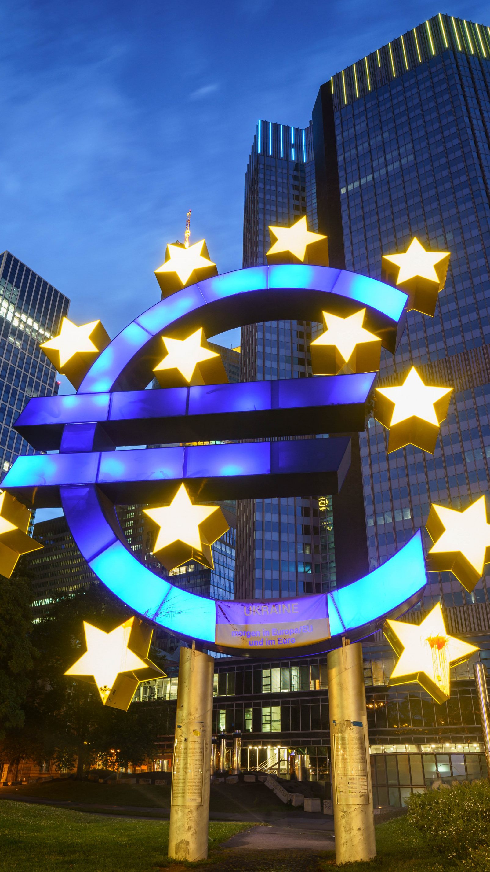 Die EZB hat den Leitzins auf 0,5 Prozent angehoben. Das hat auch für Verbraucher Auswirkungen.