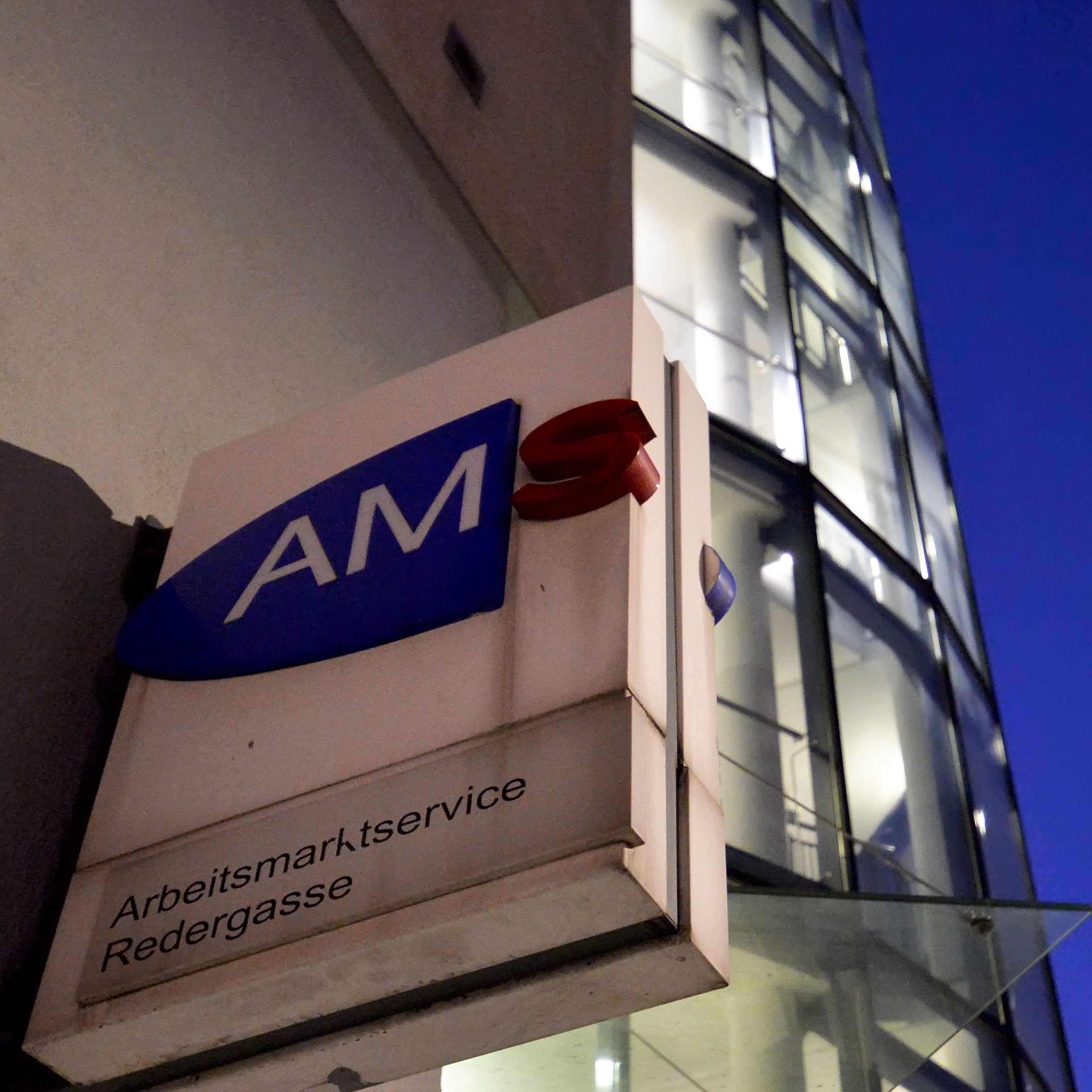 Ein neuer AMS-Leitfaden soll geflüchteten Ukrainern bei der Ankunft und Arbeitssuche in Österreich helfen.