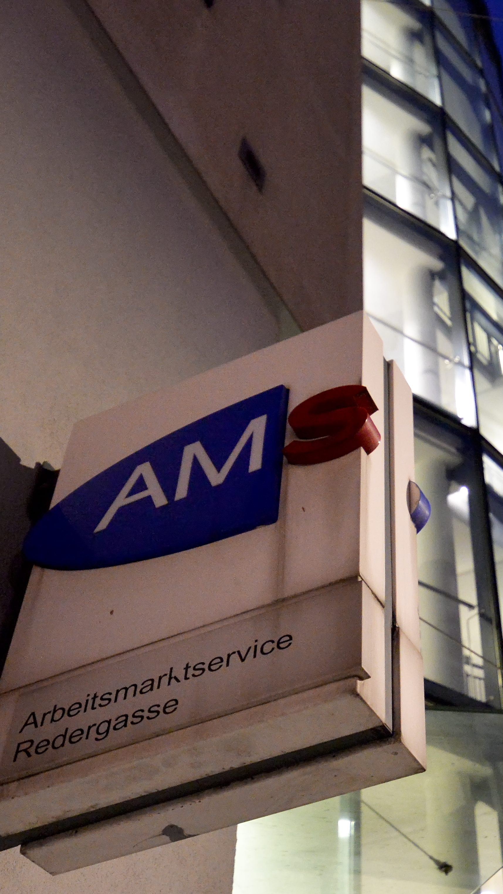 Ein neuer AMS-Leitfaden soll geflüchteten Ukrainern bei der Ankunft und Arbeitssuche in Österreich helfen.