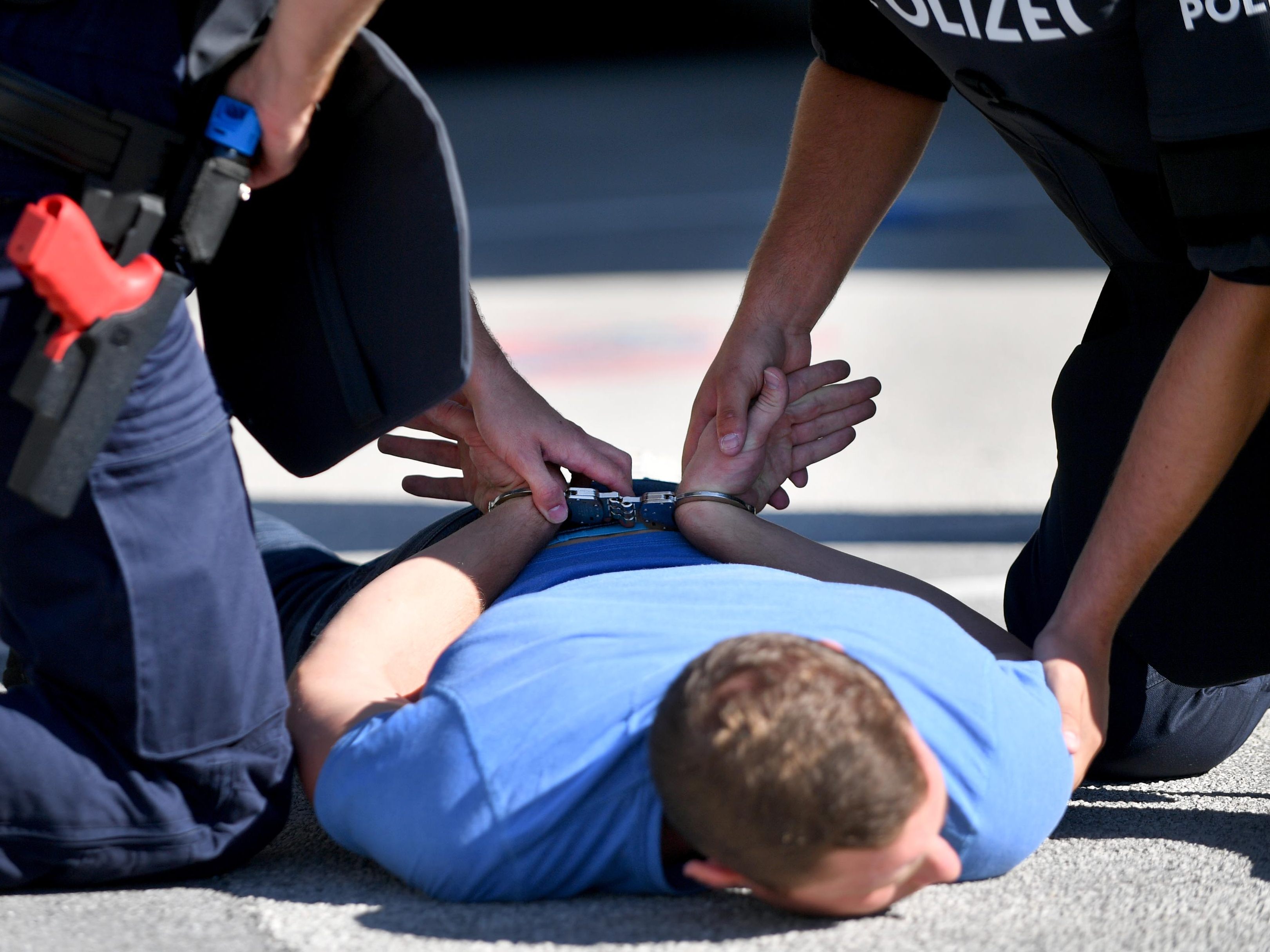 Ein 24-Jähriger wurde von der Polizei in Wien-Margareten festgenommen, weil der die Beamten auf Drogen attackierte. Ein 24-Jähriger wurde von der Polizei in Wien-Margareten festgenommen, weil der die Beamten auf Drogen attackierte.