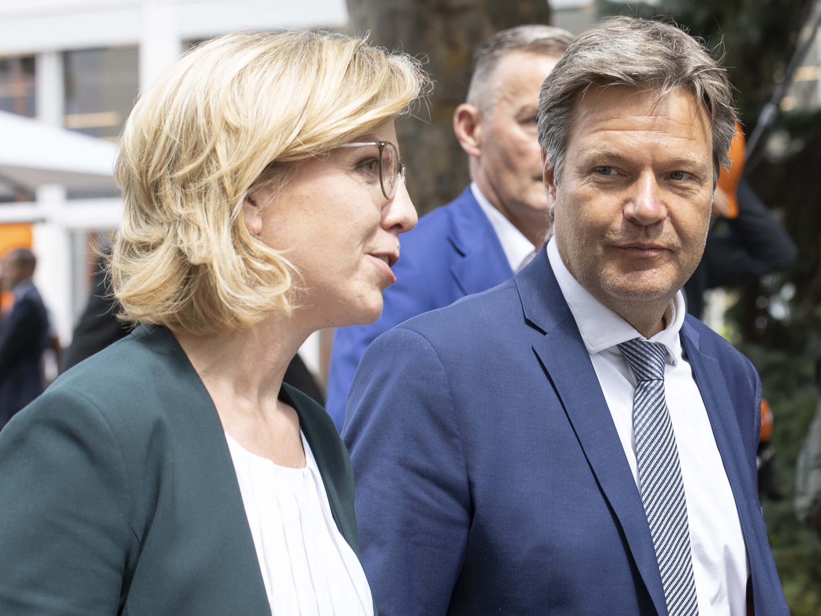 Wirtschaftsminister Habeck, der am Dienstag in Wien war, ist am Mittwoch positiv auf Corona getestet worden Wirtschaftsminister Habeck, der am Dienstag in Wien war, ist am Mittwoch positiv auf Corona getestet worden