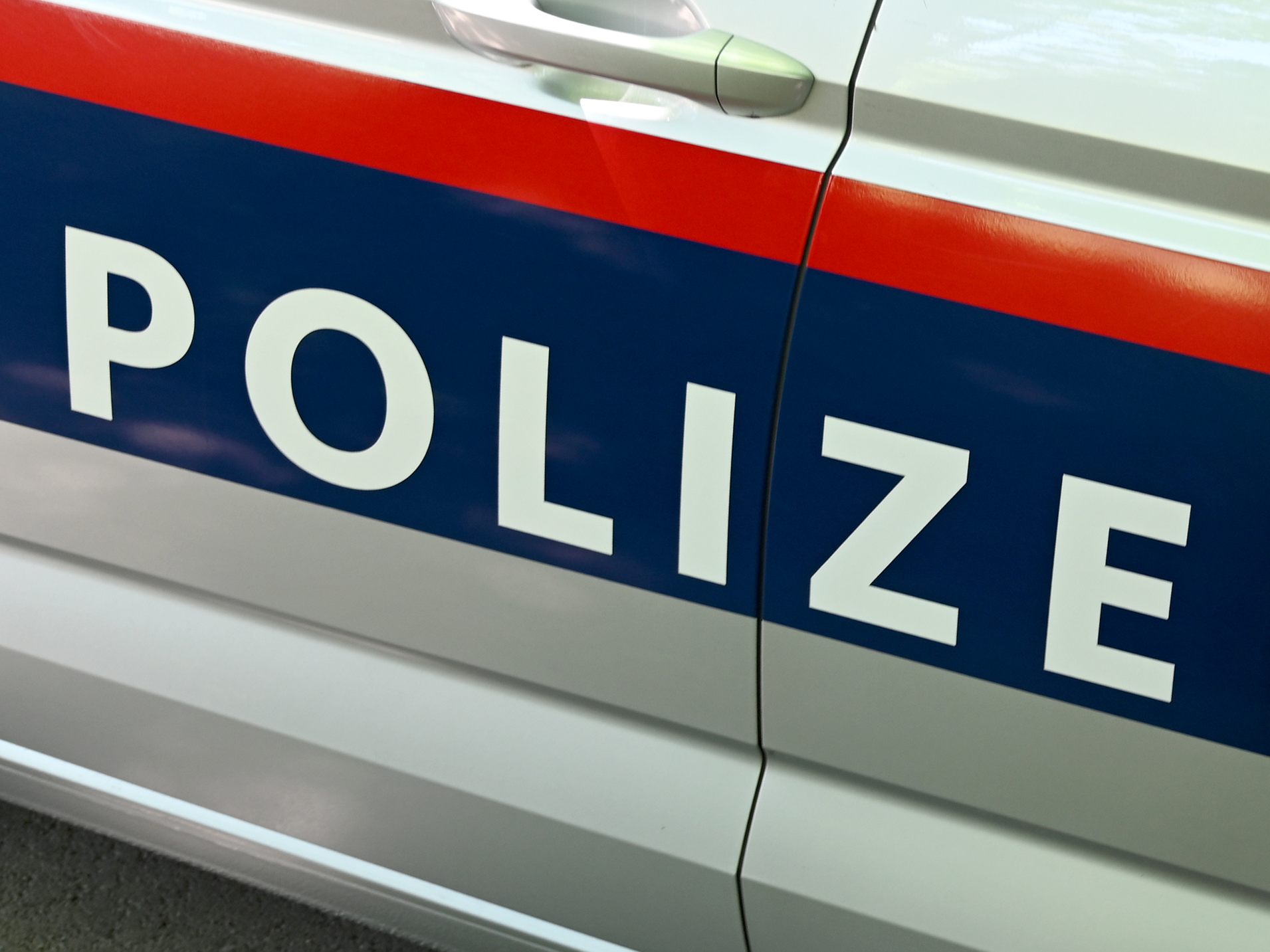 Schlepper pferchten in Wien 22 Flüchtlinge in einen Kastenwagen.