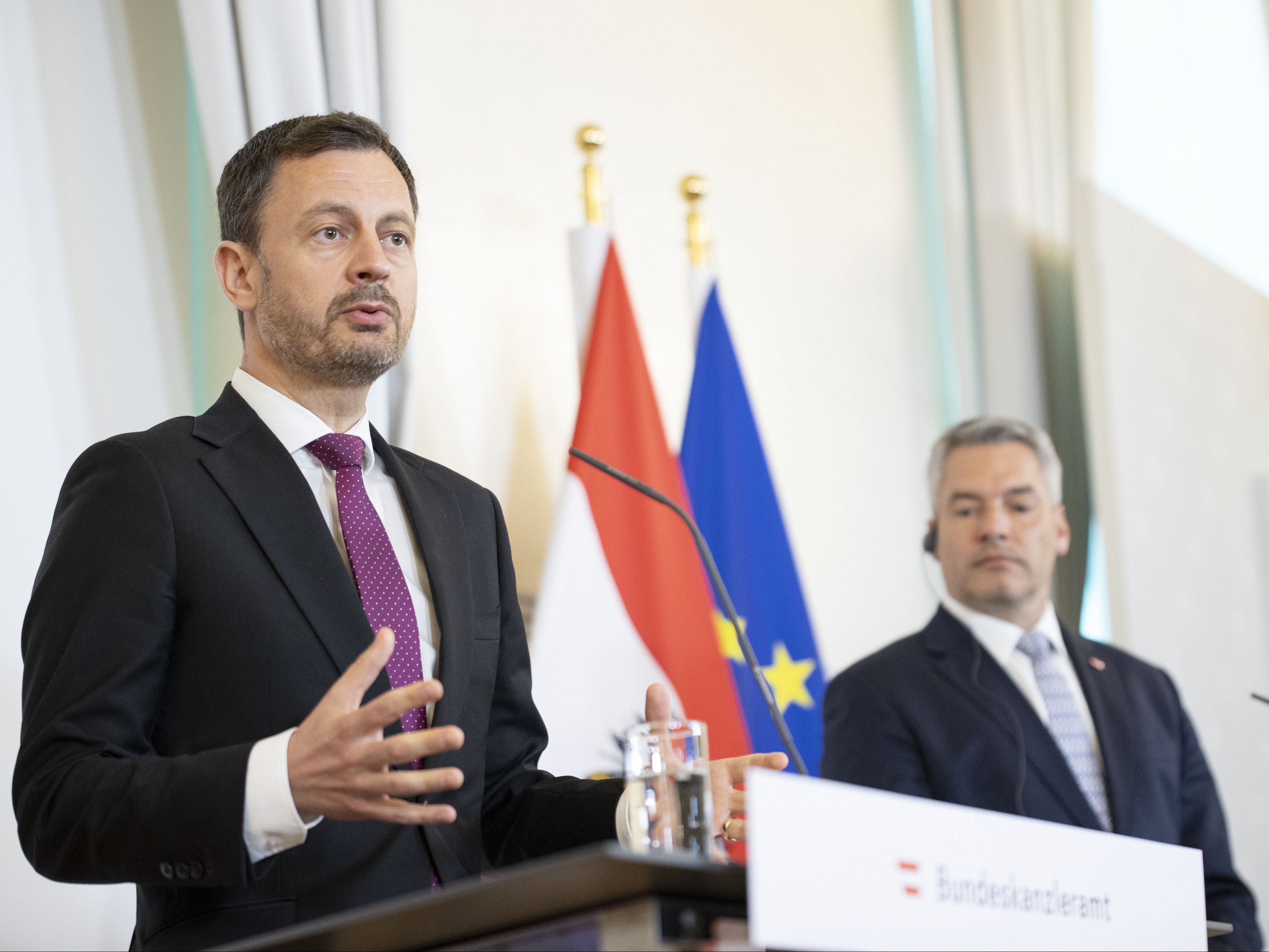 Der slowakische Ministerpräsident Eduard Heger wurde am Montag von Bundeskanzler Karl Nehammer empfangen Der slowakische Ministerpräsident Eduard Heger wurde am Montag von Bundeskanzler Karl Nehammer empfangen