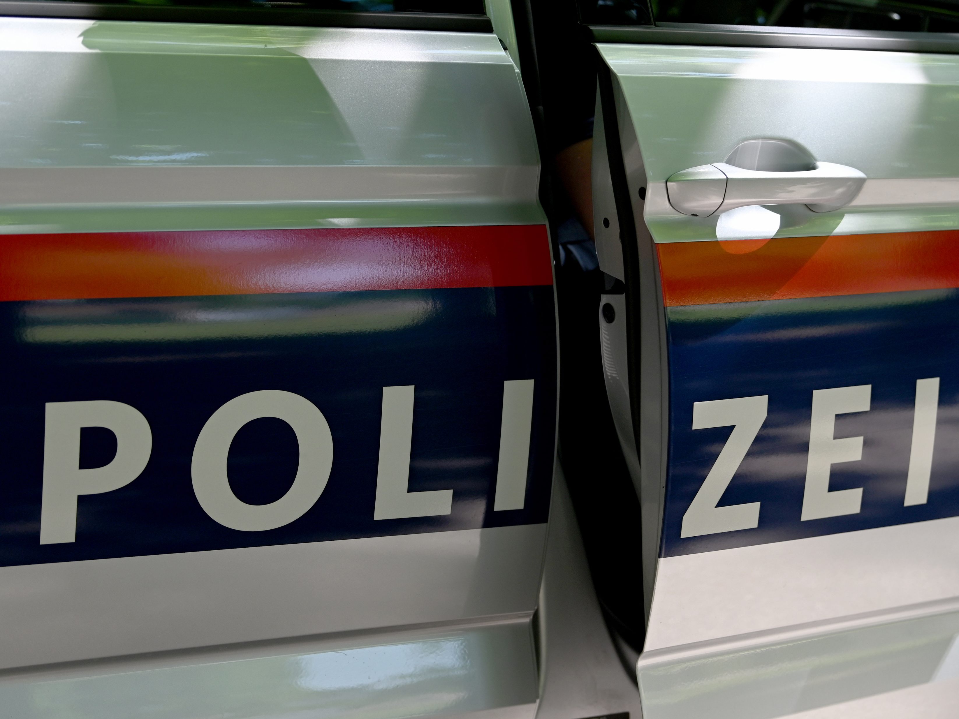 Ein 27-Jähriger wurde nach mehrere Raubüberfällen auf offener Straße in Wien festgenommen. Ein 27-Jähriger wurde nach mehrere Raubüberfällen auf offener Straße in Wien festgenommen.