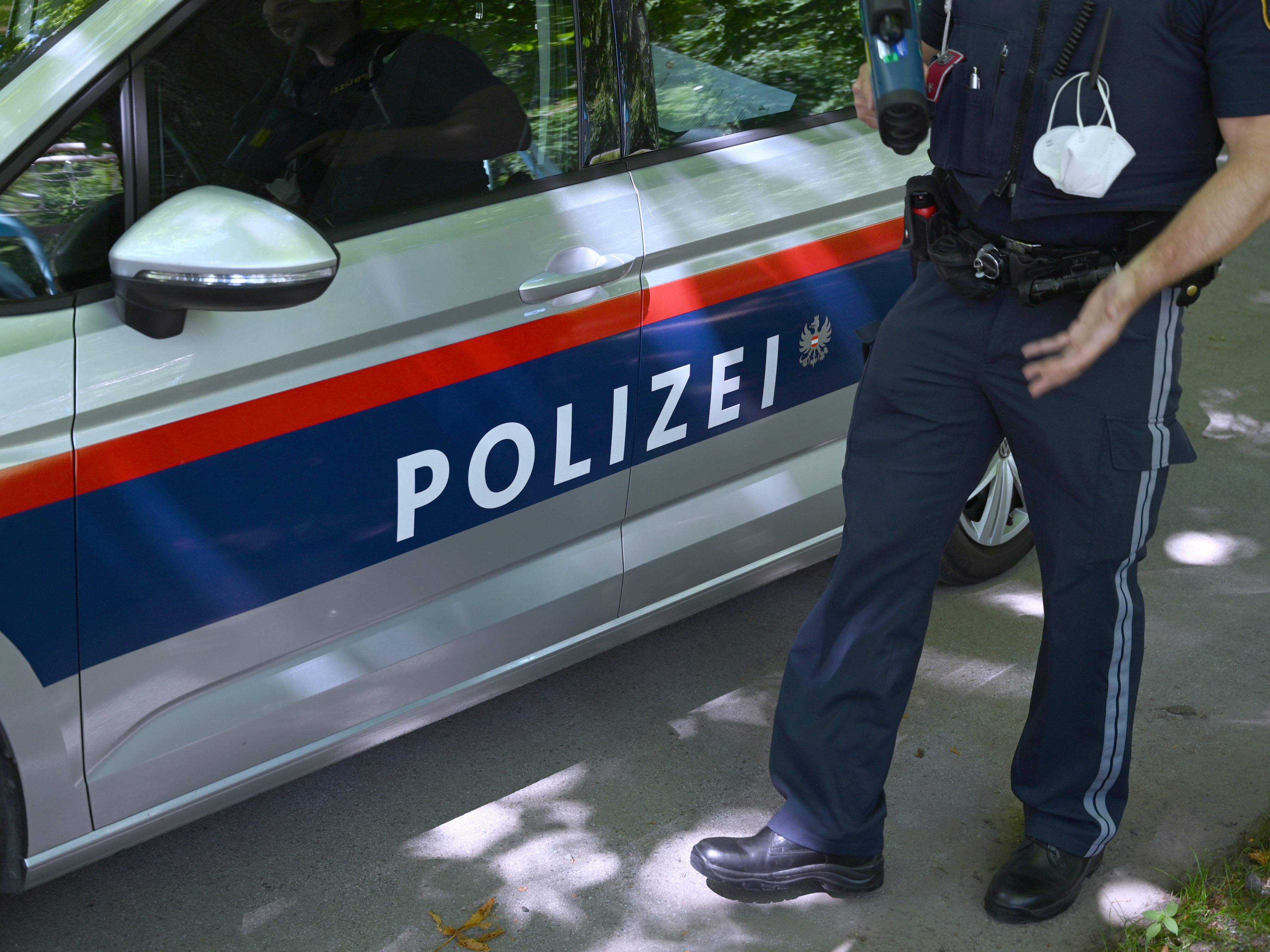 Ein Mann wurde am Freitag nach einer Personenkontrolle wegen Raub festgenommen. Ein Mann wurde am Freitag nach einer Personenkontrolle wegen Raub festgenommen.