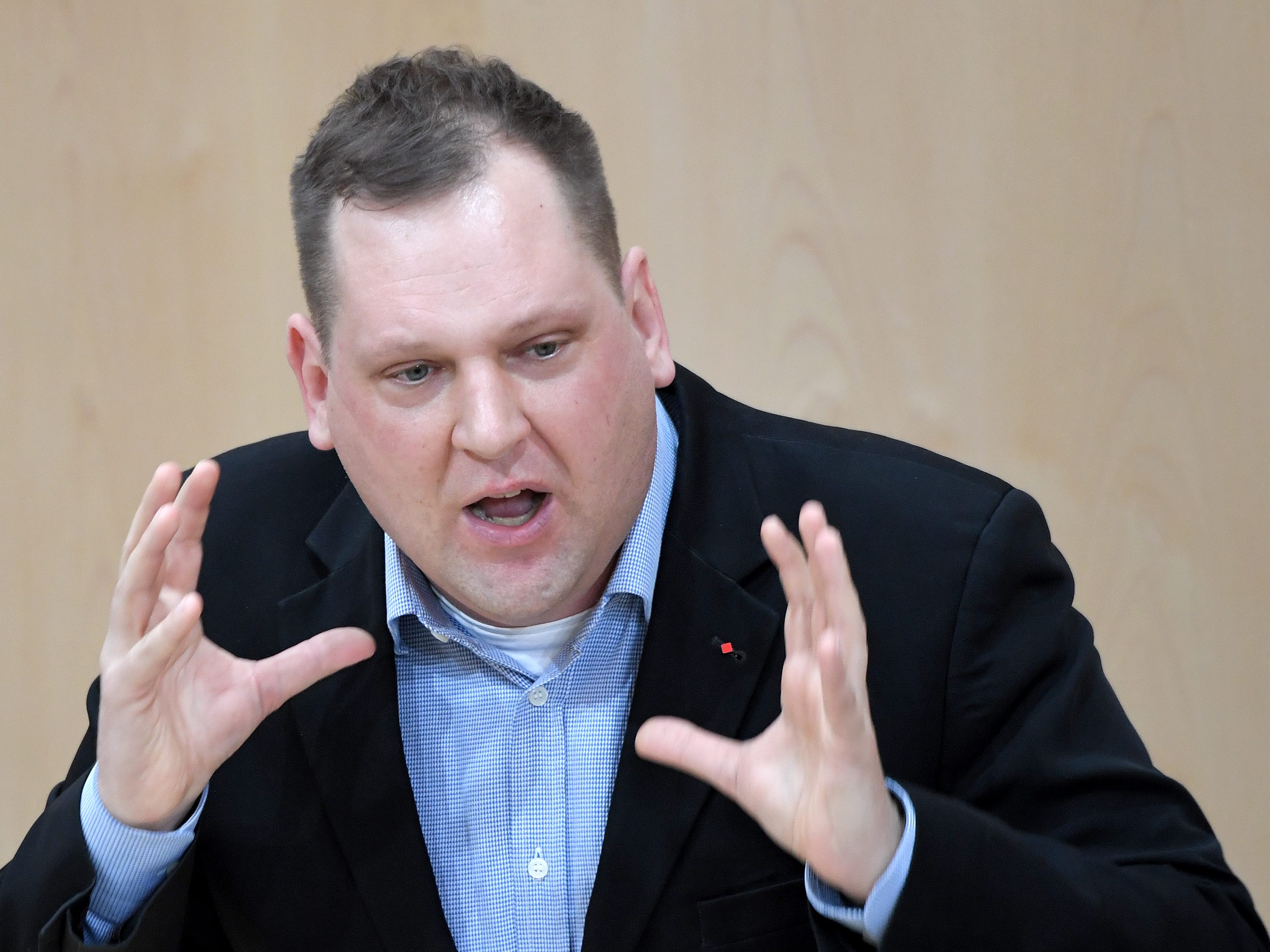 Corona: "Ein Quarantäne-Aus für Infizierte wäre gefährlich", meint SPÖ-Gesundheitssprecher Philip Kucher. Corona: "Ein Quarantäne-Aus für Infizierte wäre gefährlich", meint SPÖ-Gesundheitssprecher Philip Kucher.