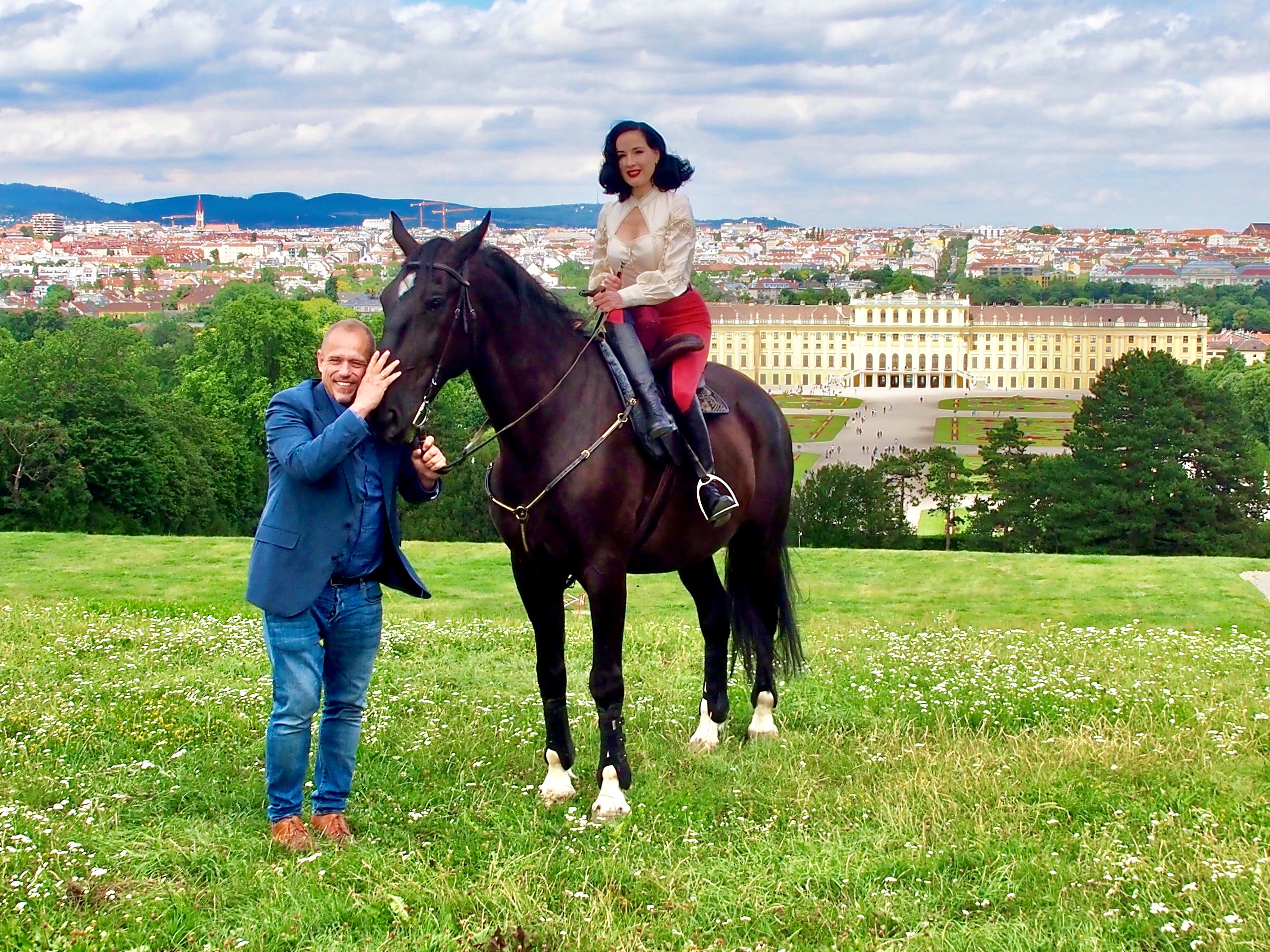 Dita von Teese spielt bei der Keszler-Charity in Wien Kaiserin Sisi. Dita von Teese spielt bei der Keszler-Charity in Wien Kaiserin Sisi.