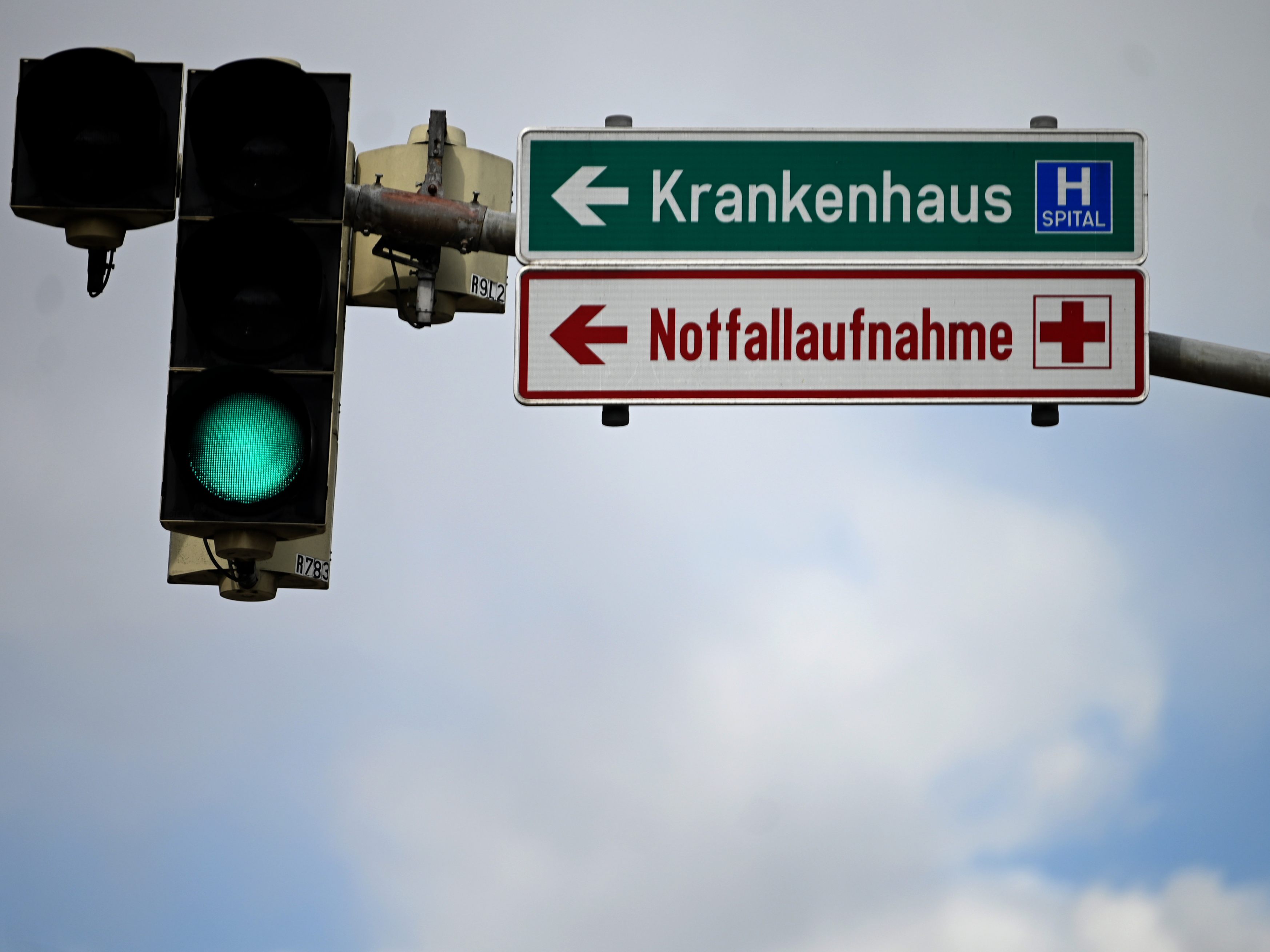 Ein Mann wurde bei einem Mährarbeiten-Unfall in Niederösterreich schwer verletzt. Ein Mann wurde bei einem Mährarbeiten-Unfall in Niederösterreich schwer verletzt.