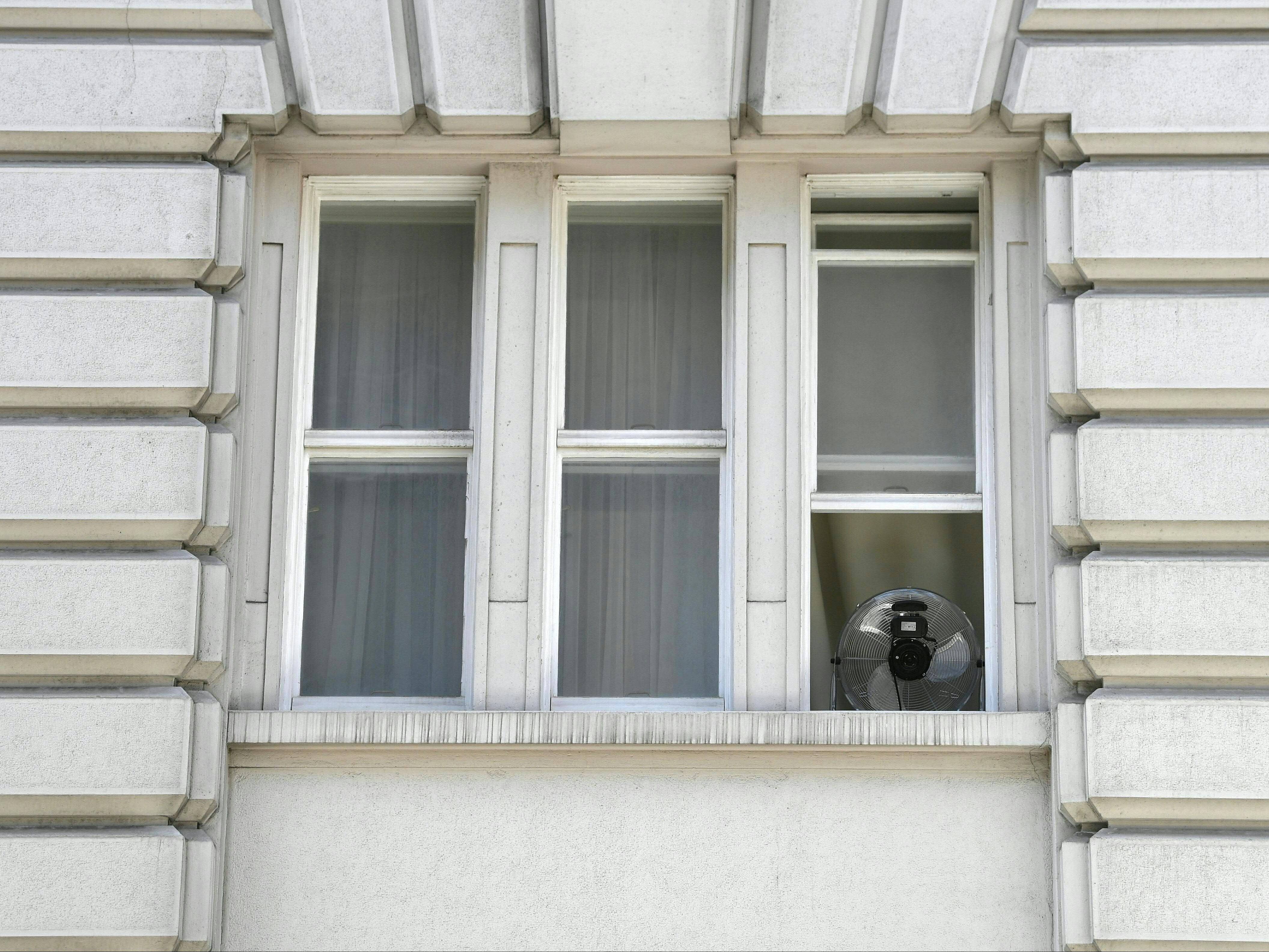 Ein 23-Jähriger stürzte am Freitag bei Reinigungsarbeiten in Wien-Wieden aus dem 2. Stock einer Wohnung und verstarb. Ein 23-Jähriger stürzte am Freitag bei Reinigungsarbeiten in Wien-Wieden aus dem 2. Stock einer Wohnung und verstarb.