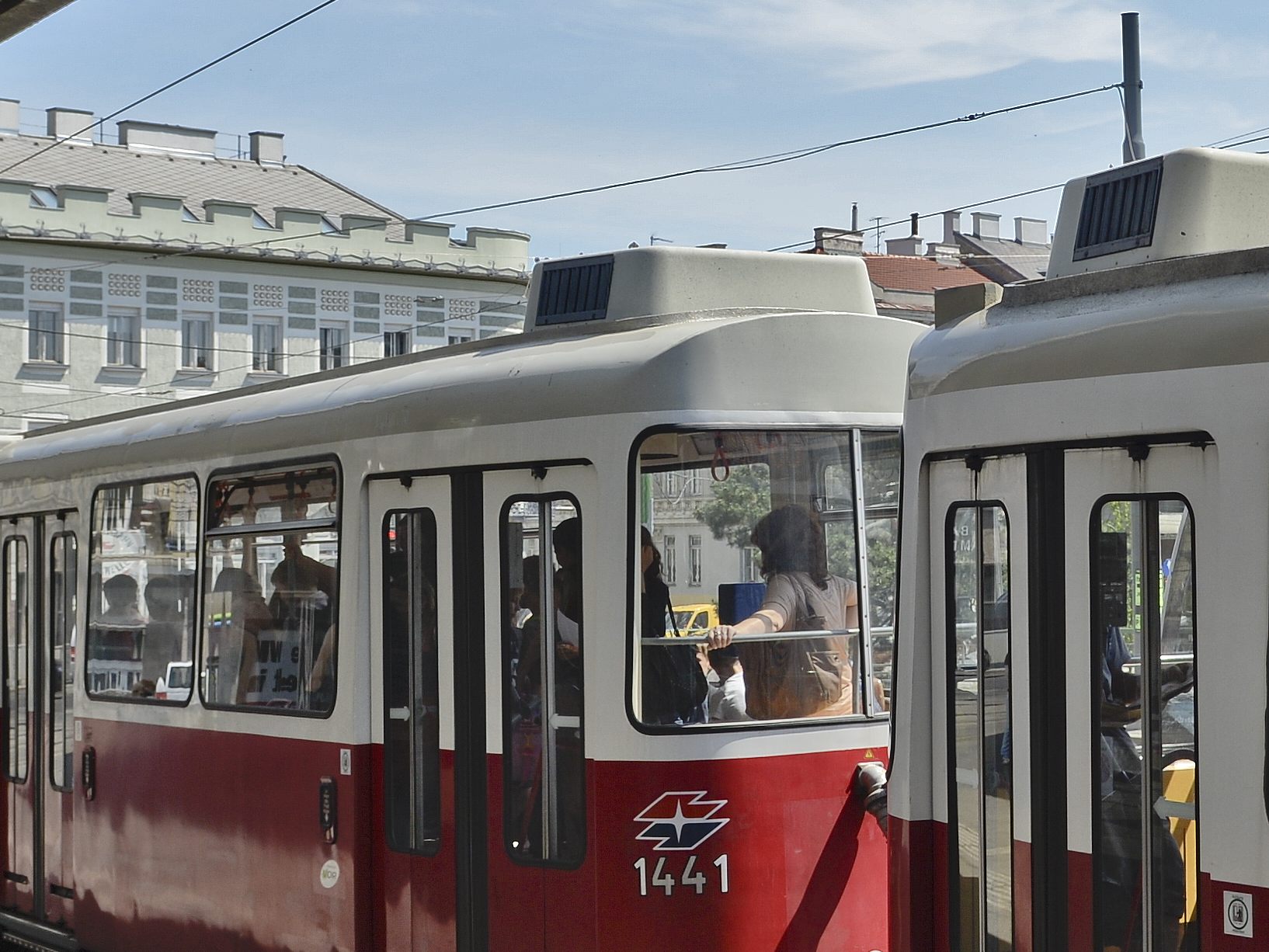 Ein Lkw-Fahrer krachte Donnerstagfrüh in Wien-Döbling in einen Turmwagen der Wiener Linien. Zwei Arbeiter wurden dabei schwer verletzt.