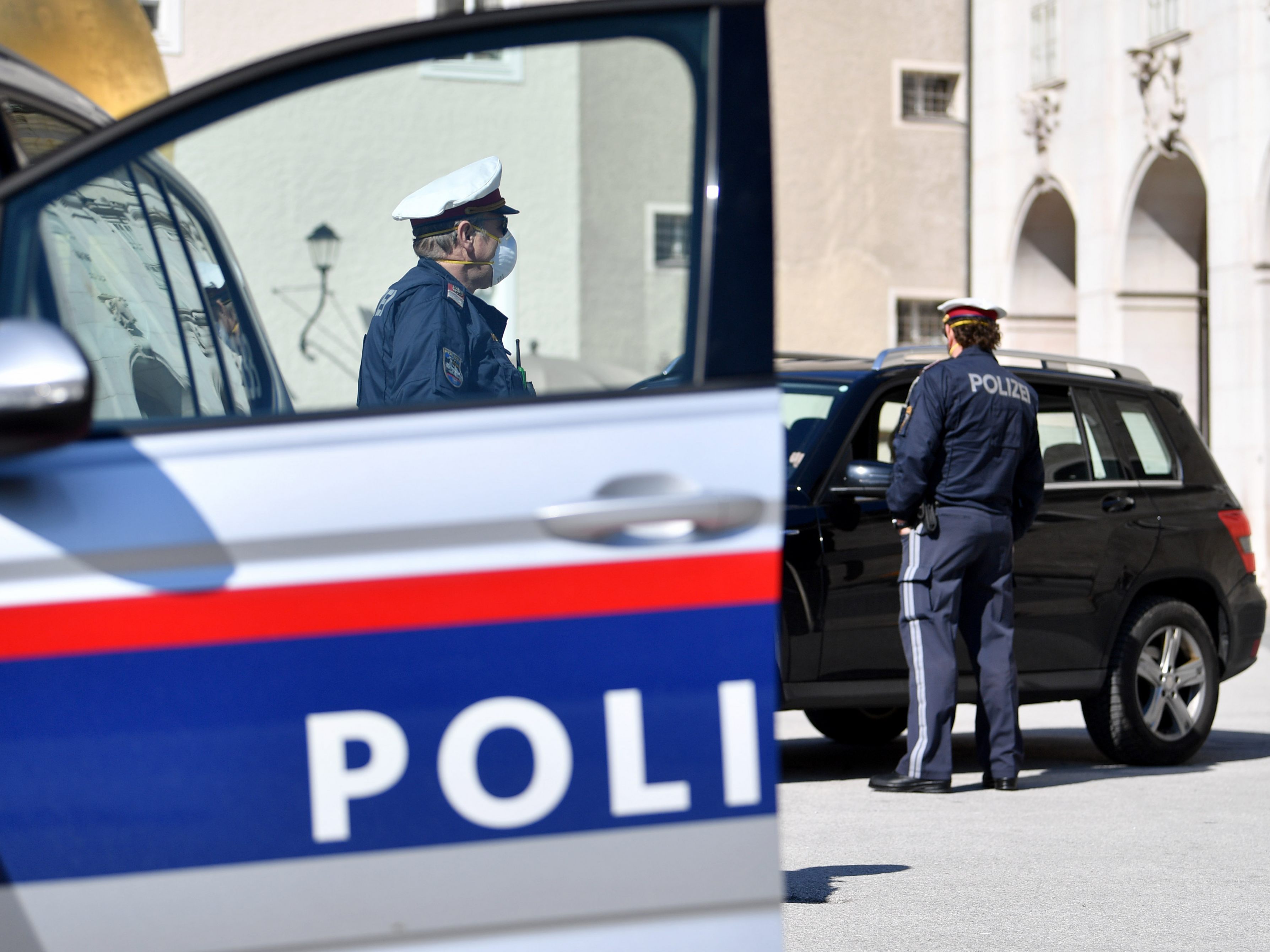Bei einer Pkw-Kollision in Wien-Donaustadt wurden fünf Menschen verletzt. Bei einer Pkw-Kollision in Wien-Donaustadt wurden fünf Menschen verletzt.