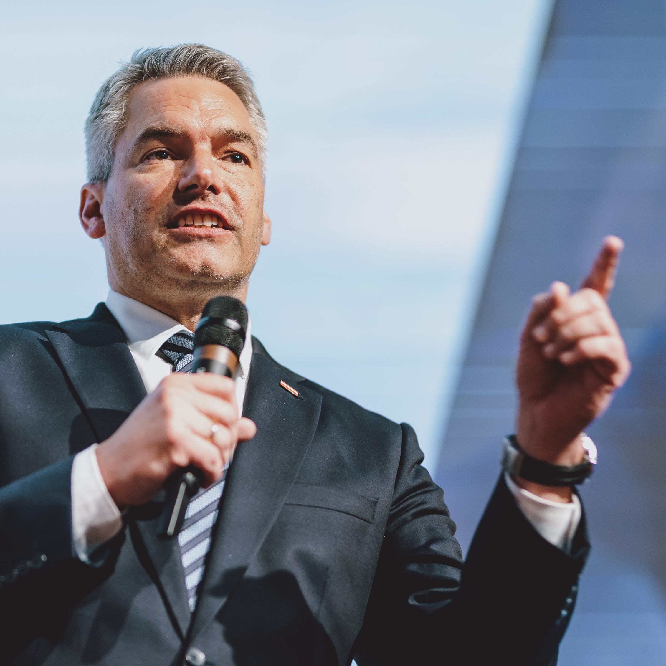 Mit seinem "Alkohol oder Psychopharmaka"-Sager sorgte Bundeskanzler Karl Nehammer am ÖVP-Parteitag in Alpbach am Samstag für Aufregung.