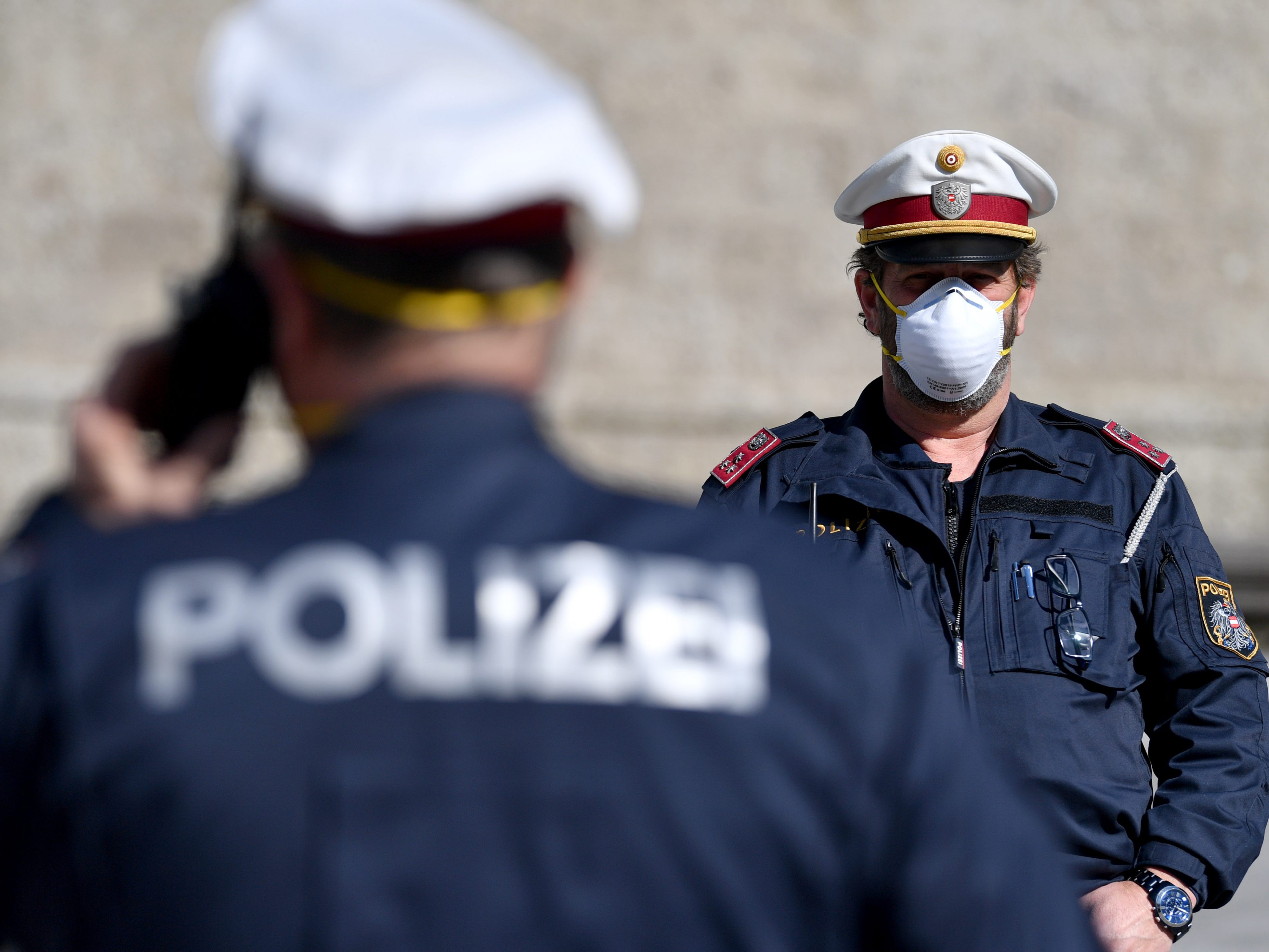 Die Polizei wurde gerufen, weil ein 44-Jähriger in Wien-Favoriten seine Frau mit einem Küchenmesser bedrohte und mit Mord drohte.
