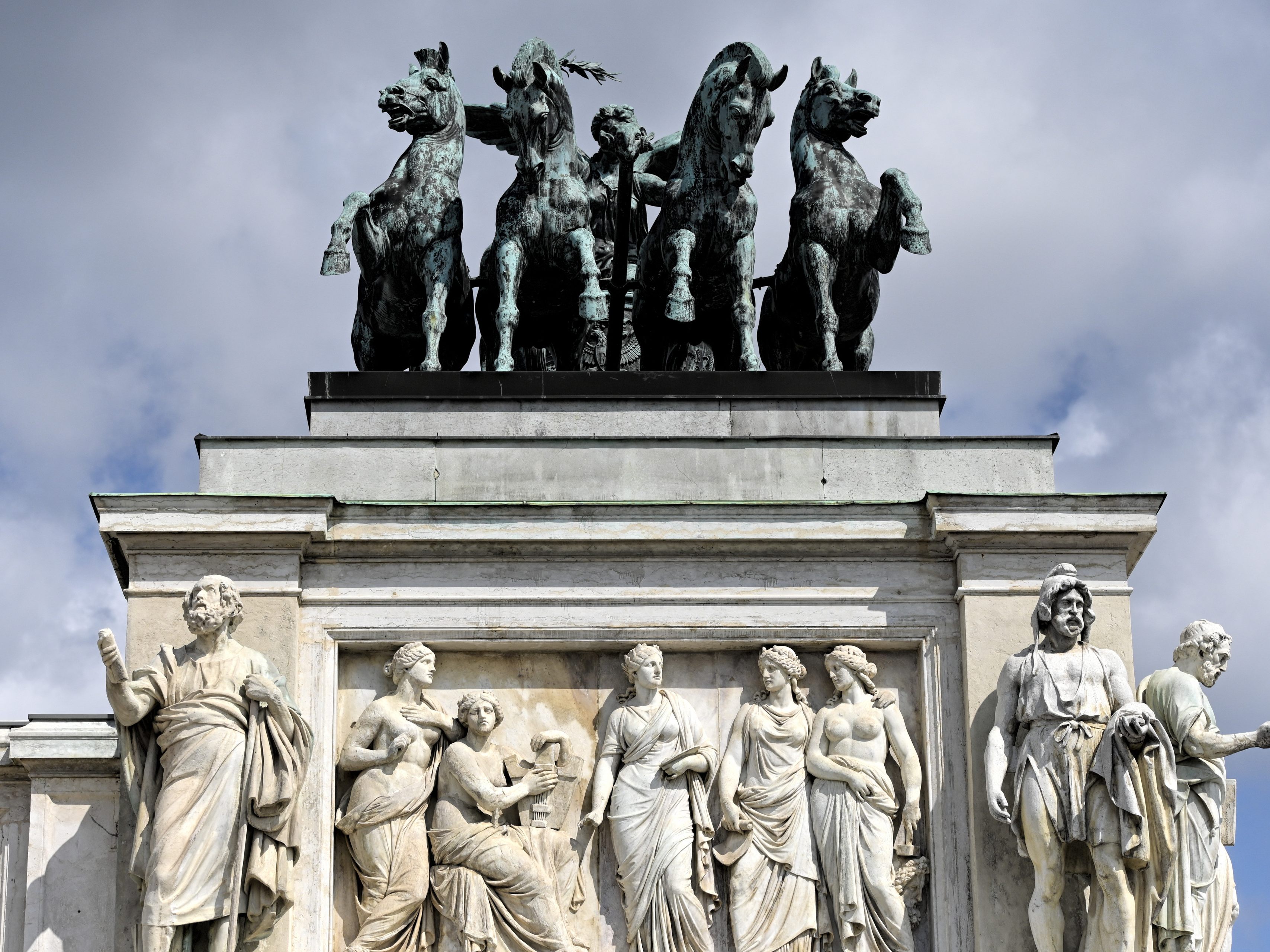 Vor der Wiedereröffnung des Parlaments kann man eine Ausstellung zu dem Thema am Heldenplatz besuchen. Vor der Wiedereröffnung des Parlaments kann man eine Ausstellung zu dem Thema am Heldenplatz besuchen.