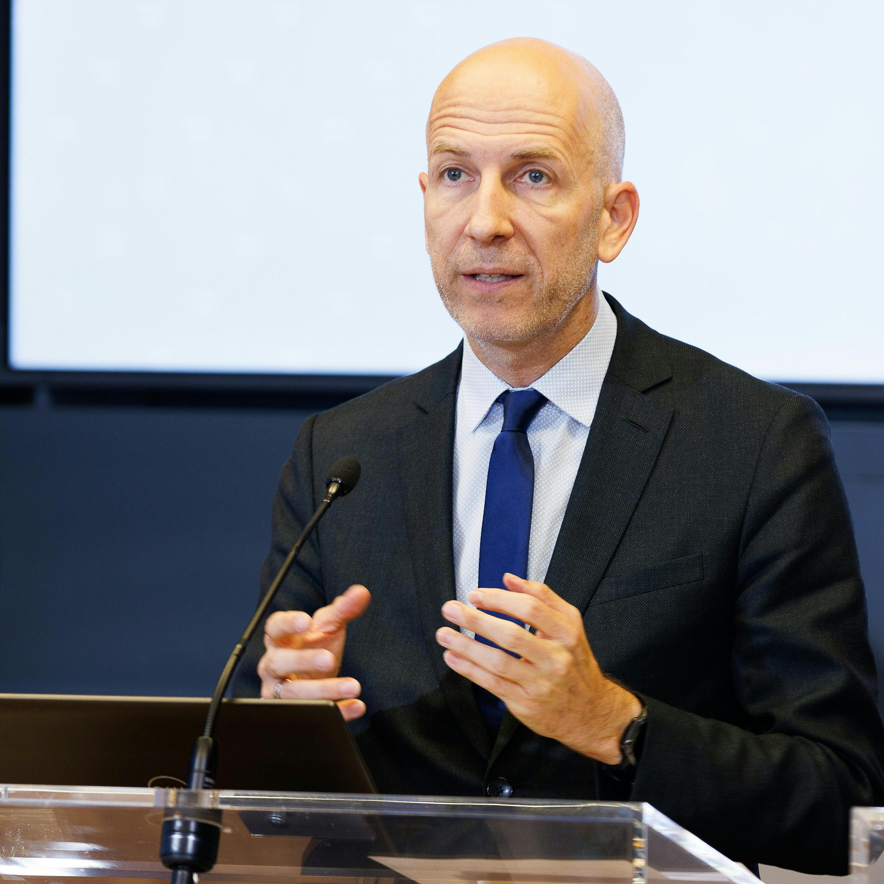 Laut Wirtschaftsminiser Martin Kocher sind saisonale Effekte Grund für den positiven Trend am Arbeitsmarkt.