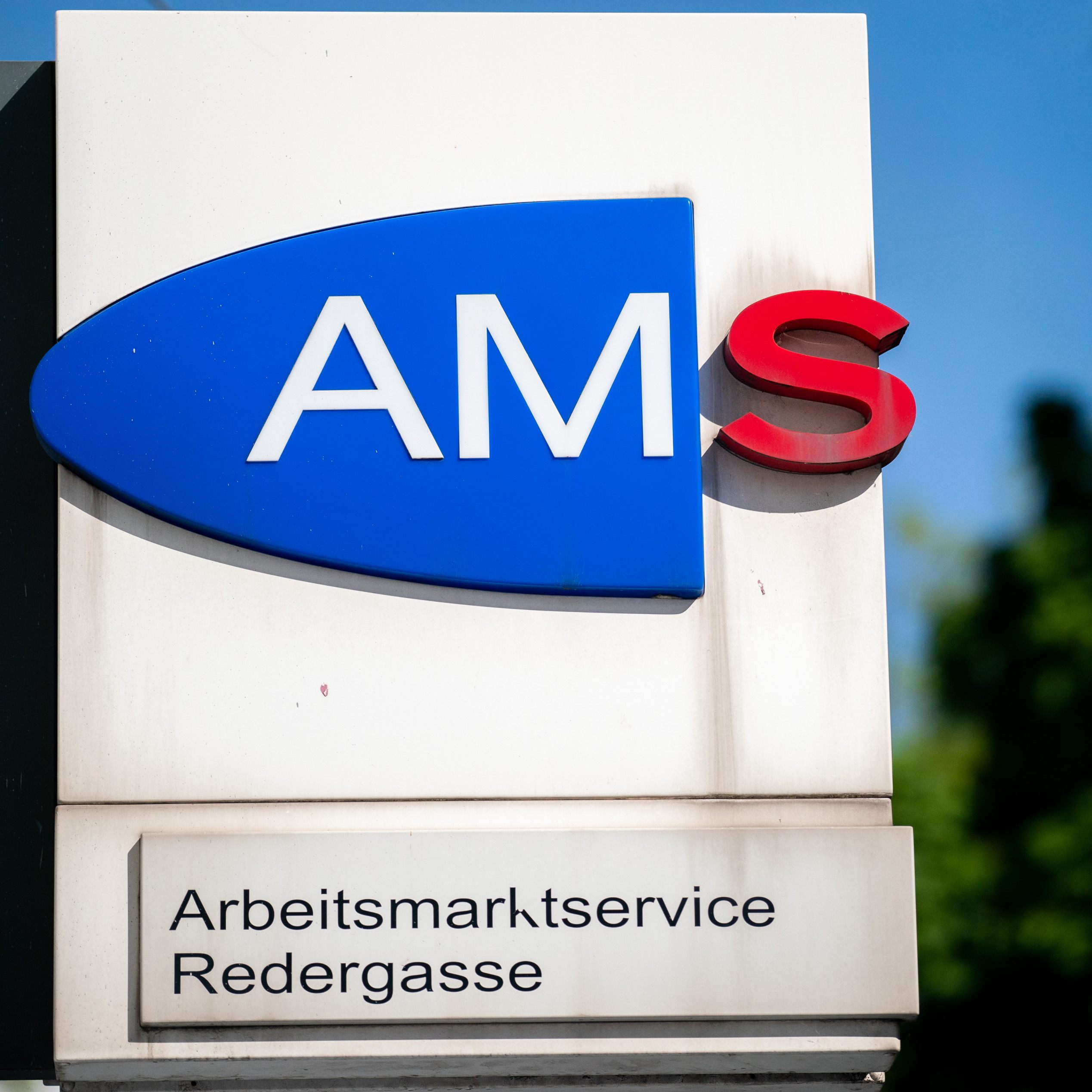 Laut einer WIFO-Studie würden die AMS-Weiterbildungsmaßnahmen gegen die Kluft am Arbeitsmarkt helfen.