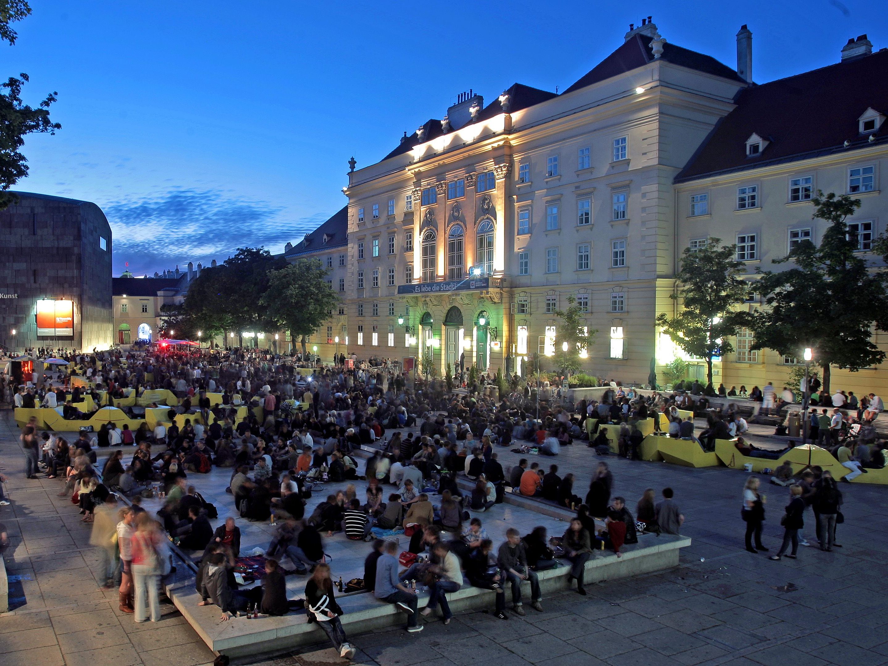 An 16 Sommerabenden findet wieder das Freiluftkino frame[out] im Wiener MQ statt.