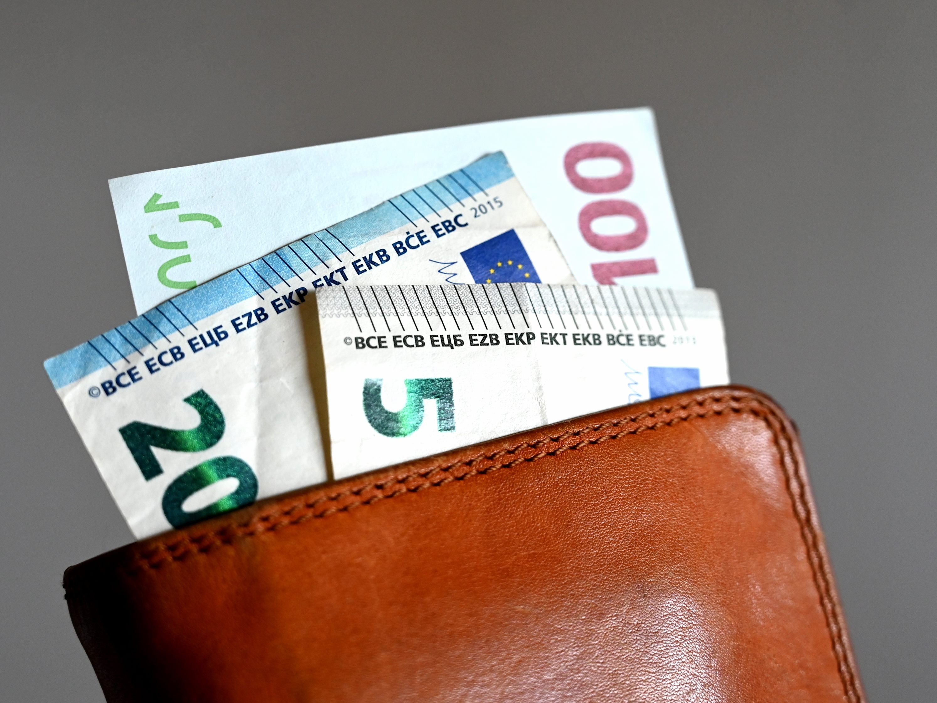 Ab Montag wird für rund 42.000 Wienerinnen und Wiener die Energiekostenpauschale von 200 Euro ausbezahlt. Ab Montag wird für rund 42.000 Wienerinnen und Wiener die Energiekostenpauschale von 200 Euro ausbezahlt.