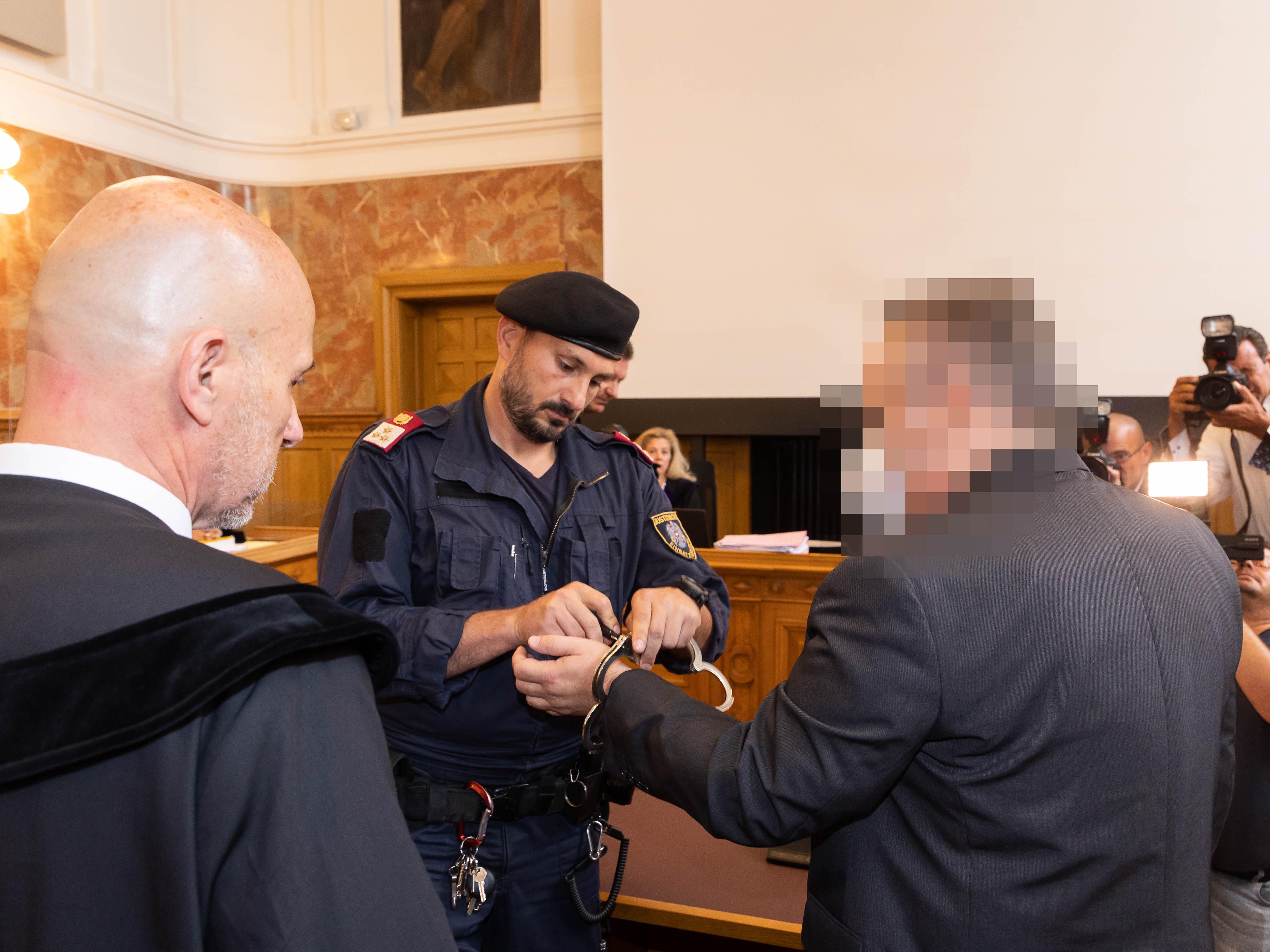 Der Prozess begann am Dienstag. Der Prozess begann am Dienstag.
