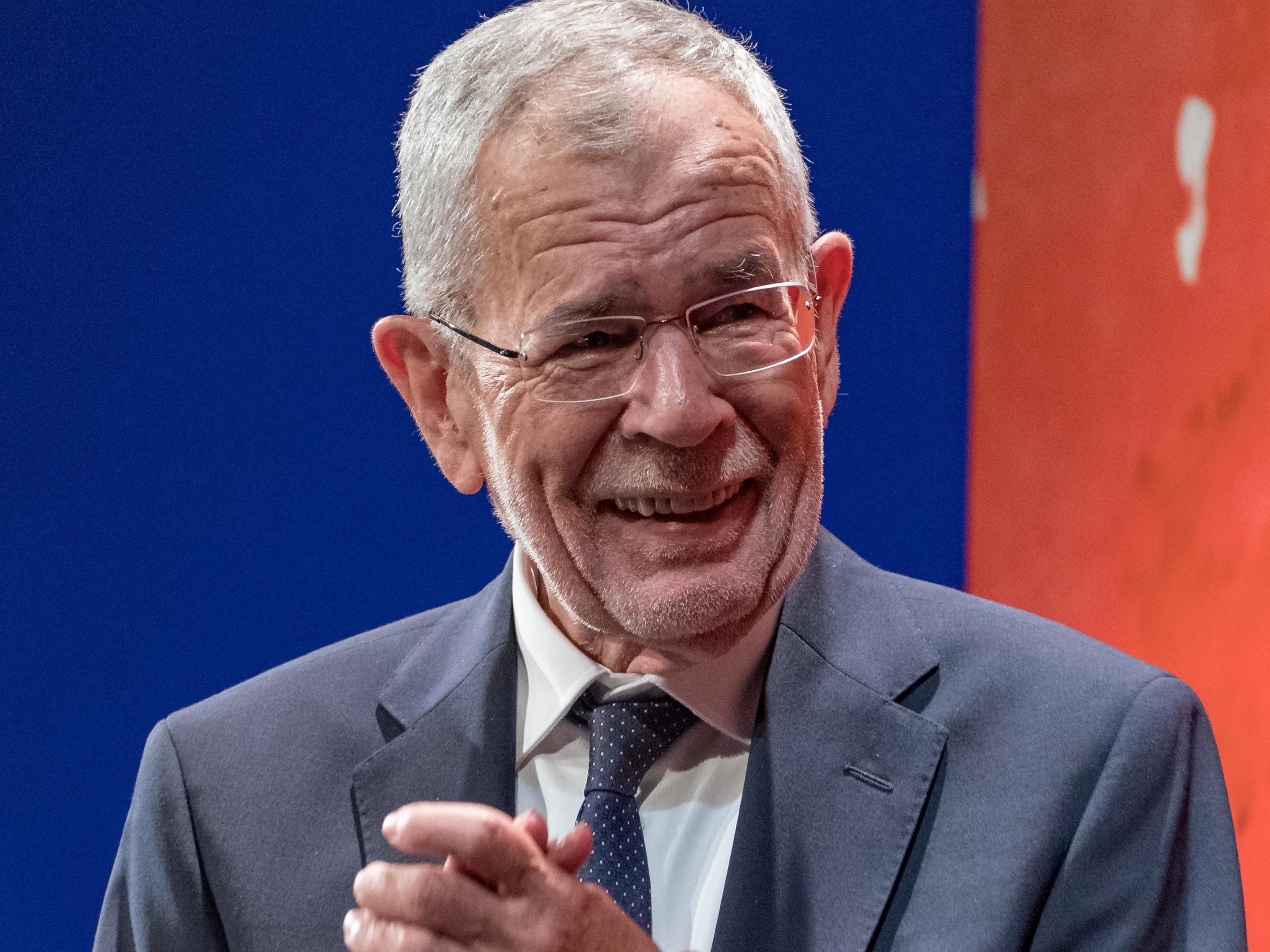Alexander van der Bellen zeigt den Regierungsmitgliedern, wie man den Krieg und die Folgen daraus vermittelt. Alexander van der Bellen zeigt den Regierungsmitgliedern, wie man den Krieg und die Folgen daraus vermittelt.
