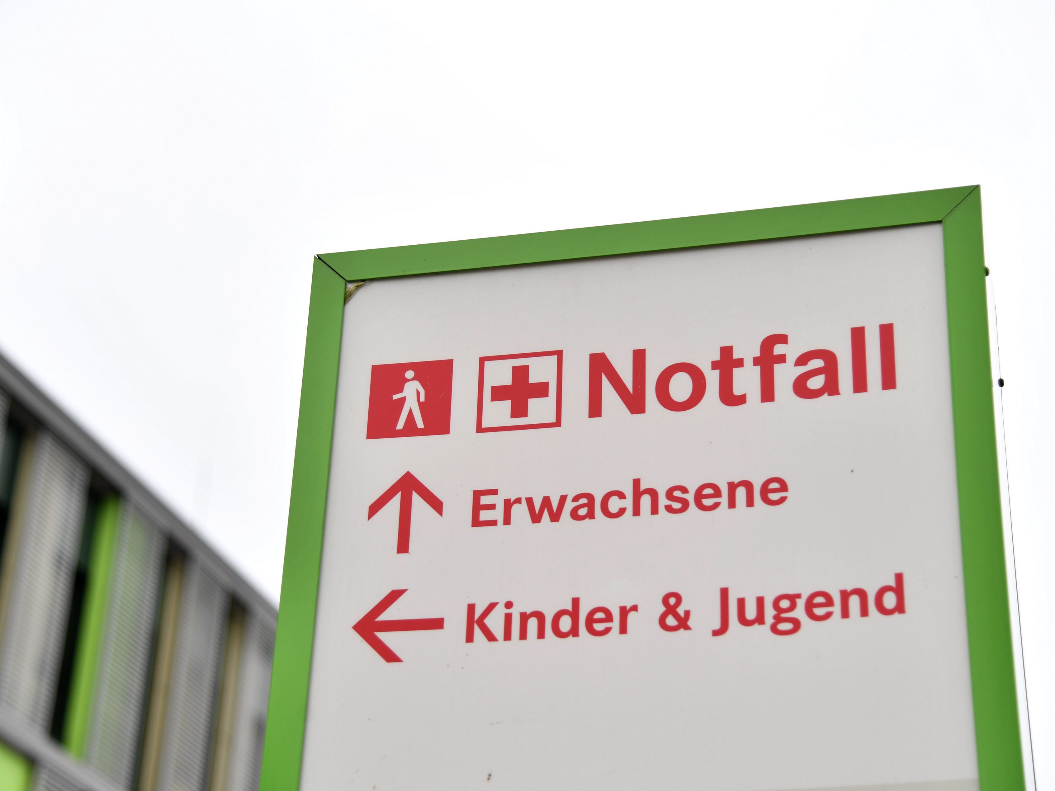 Ein Zweijähriger stürzte in Linz aus einem Fenster. Ein Zweijähriger stürzte in Linz aus einem Fenster.