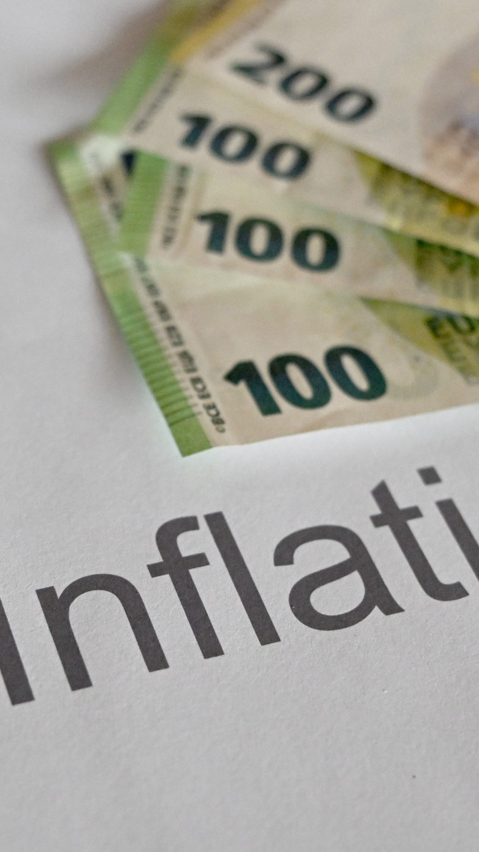 Die Hälfte der Firmenchefs planen, laut Umfrage, keine Anpassung der Gehälter über der Inflationsrate.