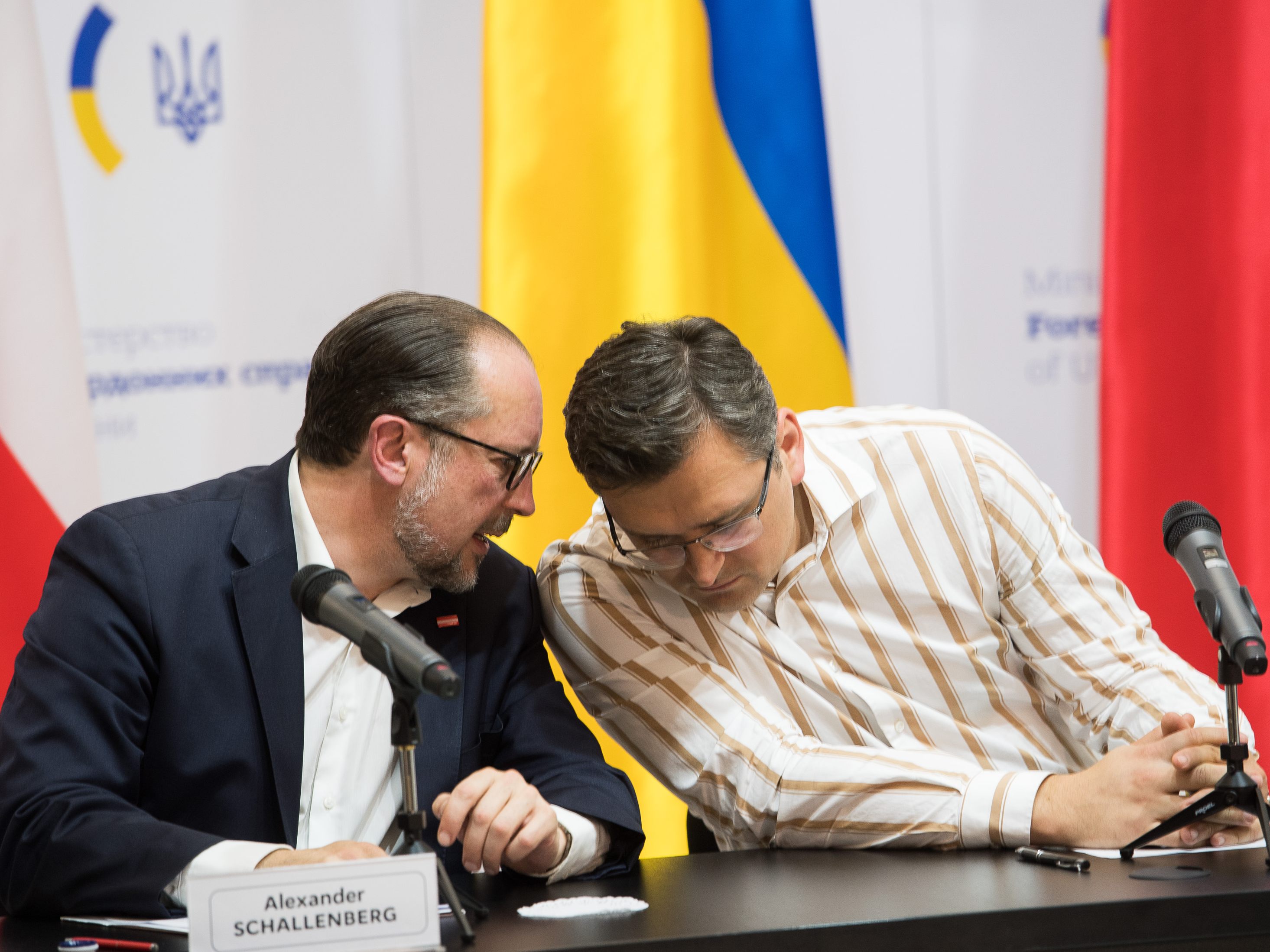 Außenminister Alexander Schallenberg (ÖVP) besuchte am Mittwoch seinen Amtskollegen Dmytro Kuleba in Kiew. Außenminister Alexander Schallenberg (ÖVP) besuchte am Mittwoch seinen Amtskollegen Dmytro Kuleba in Kiew.