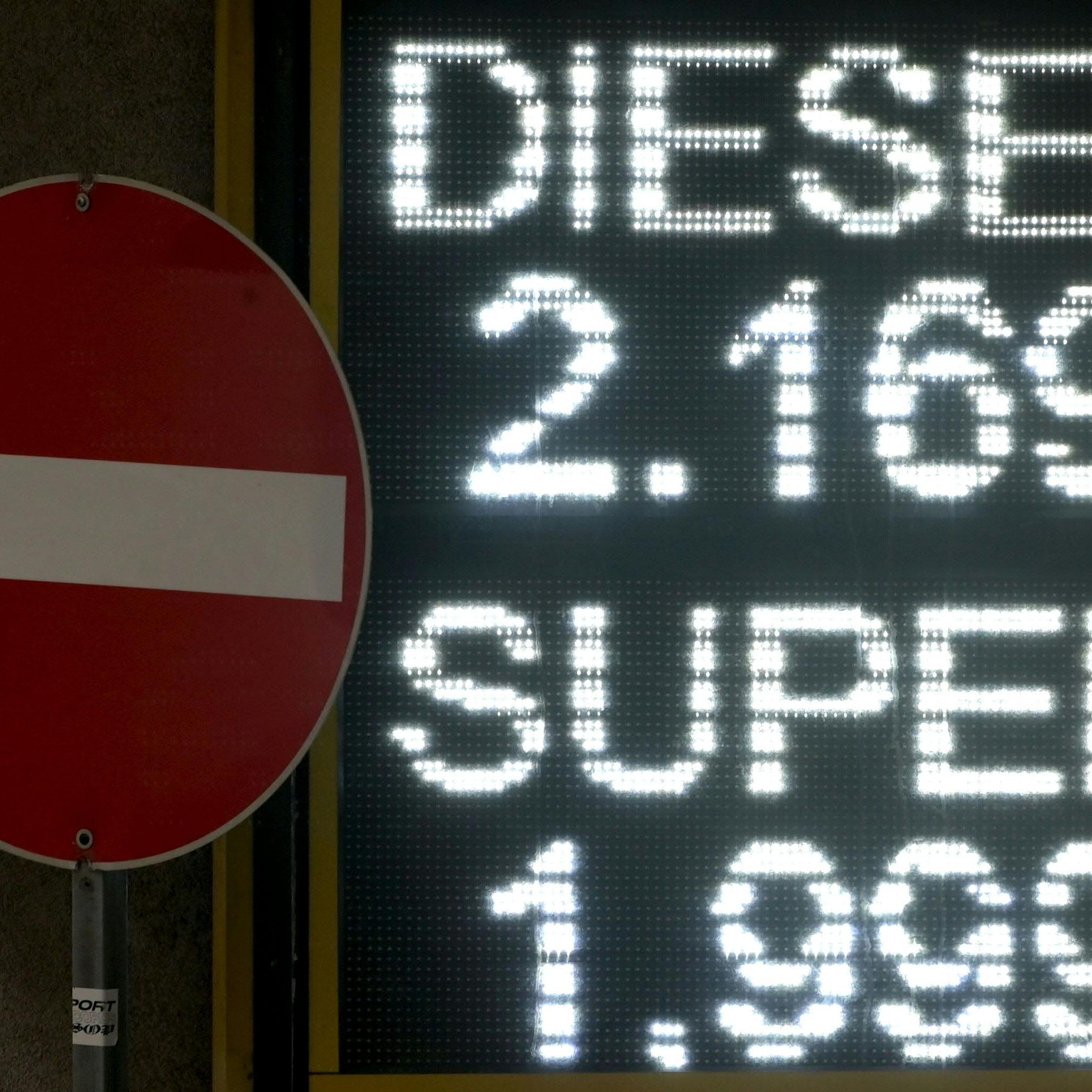 Die Spritpreise betrugen im Juni über 2 Euro.