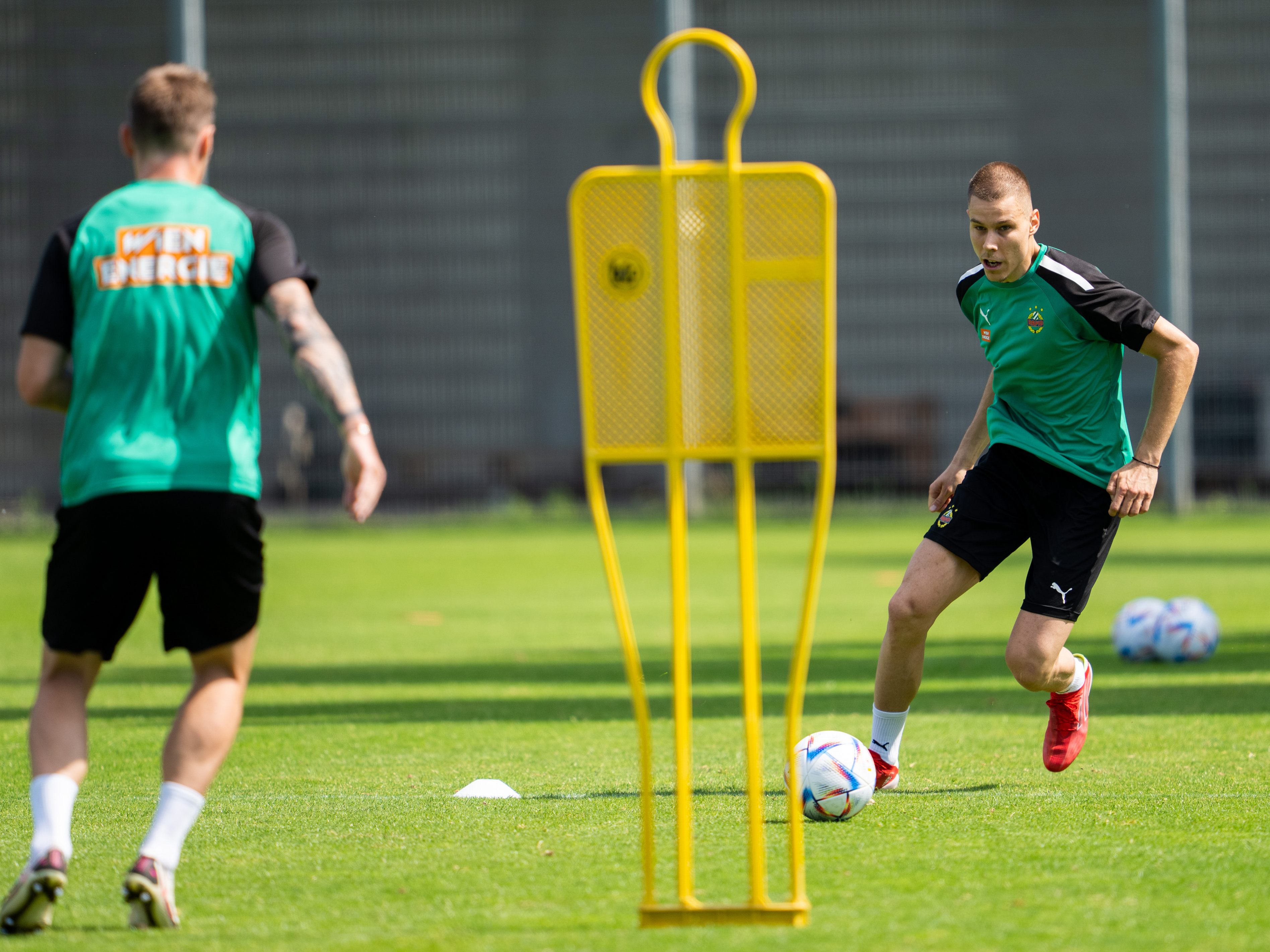 Hier sehen Sie das Conference League-Match zwischen Rapid Wien und Lechia Gdansk live. Hier sehen Sie das Conference League-Match zwischen Rapid Wien und Lechia Gdansk live.