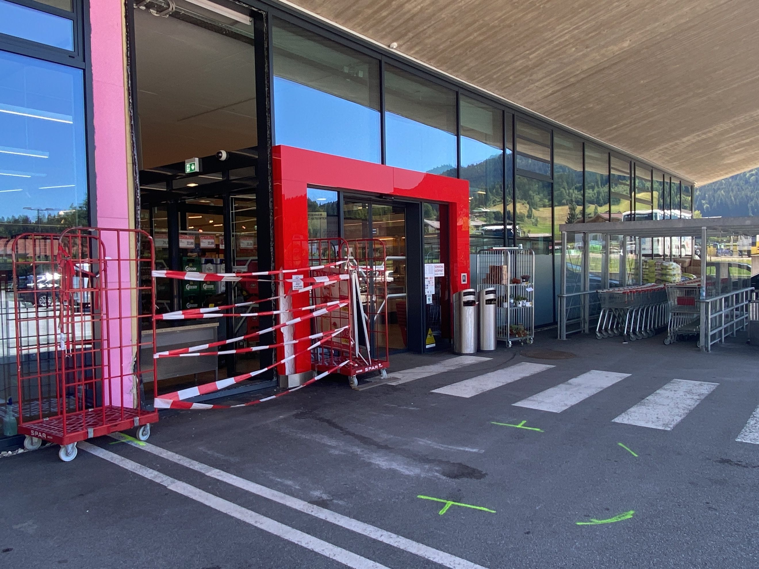 Eine 87-Jährige verlor Medienberichten zufolge vor einem Supermarkt die Kontrolle über ihr Fahrzeug. Eine 87-Jährige verlor Medienberichten zufolge vor einem Supermarkt die Kontrolle über ihr Fahrzeug.