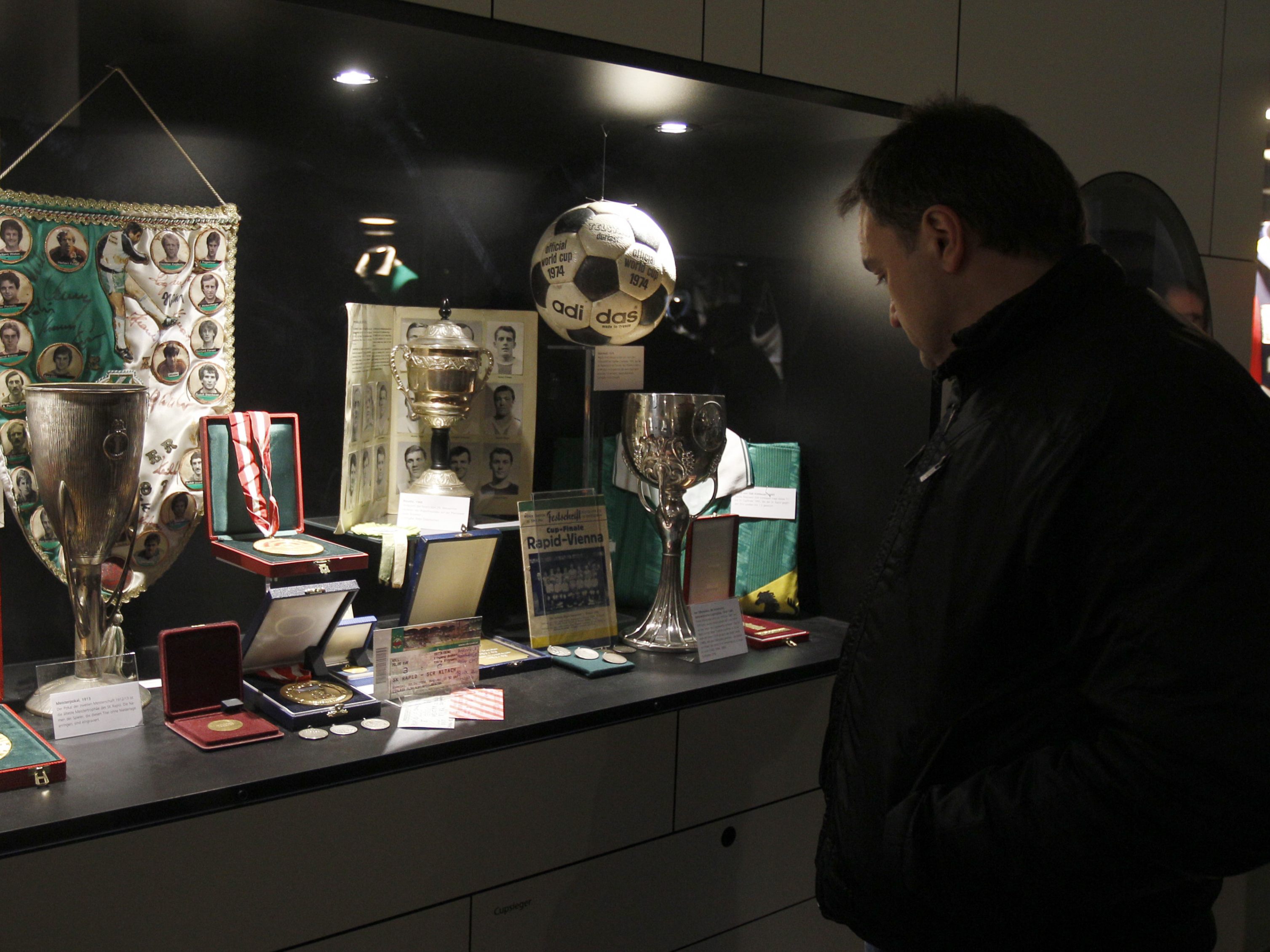 Steffen Hofmann, Ex-Rapid-Kapitän, soll im Rapideum in Wien-Penzing eine Sonderausstellung bekommen. Steffen Hofmann, Ex-Rapid-Kapitän, soll im Rapideum in Wien-Penzing eine Sonderausstellung bekommen.