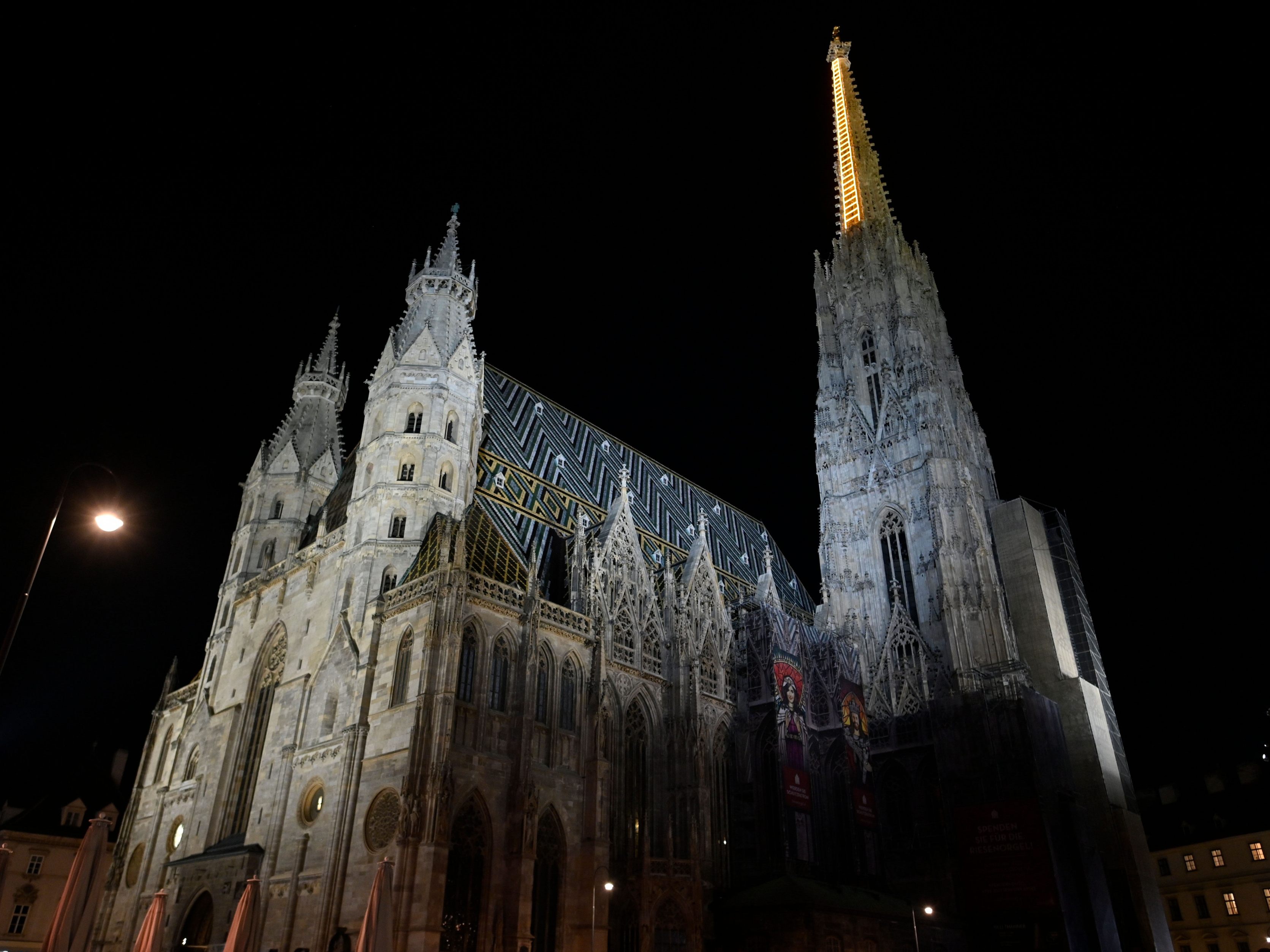 Montagabend soll es eine Mahnwache für die oberösterreichische Ärztin Lisa-Maria Kellermayr beim Wiener Stephansdom geben. Die Ärztin hatte nach Morddrohungen Suizid begangen. Montagabend soll es eine Mahnwache für die oberösterreichische Ärztin Lisa-Maria Kellermayr beim Wiener Stephansdom geben. Die Ärztin hatte nach Morddrohungen Suizid begangen.