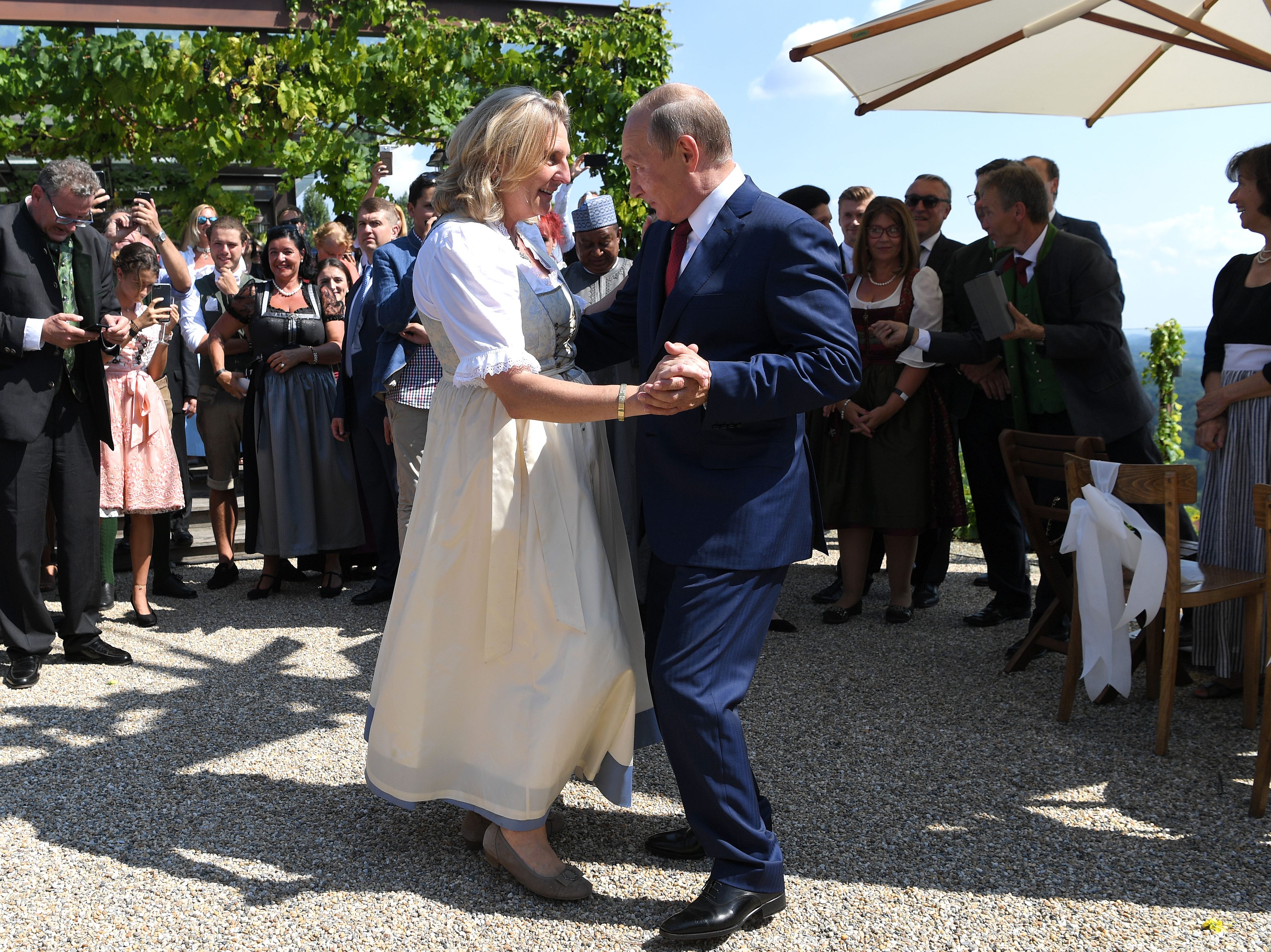 Die damalige Außenministerin Karin Kneissl (FPÖ) und der russische Präsident Wladimir Putin bei der Hochzeit von Karin Kneissl in Gamlitz. Die damalige Außenministerin Karin Kneissl (FPÖ) und der russische Präsident Wladimir Putin bei der Hochzeit von Karin Kneissl in Gamlitz.