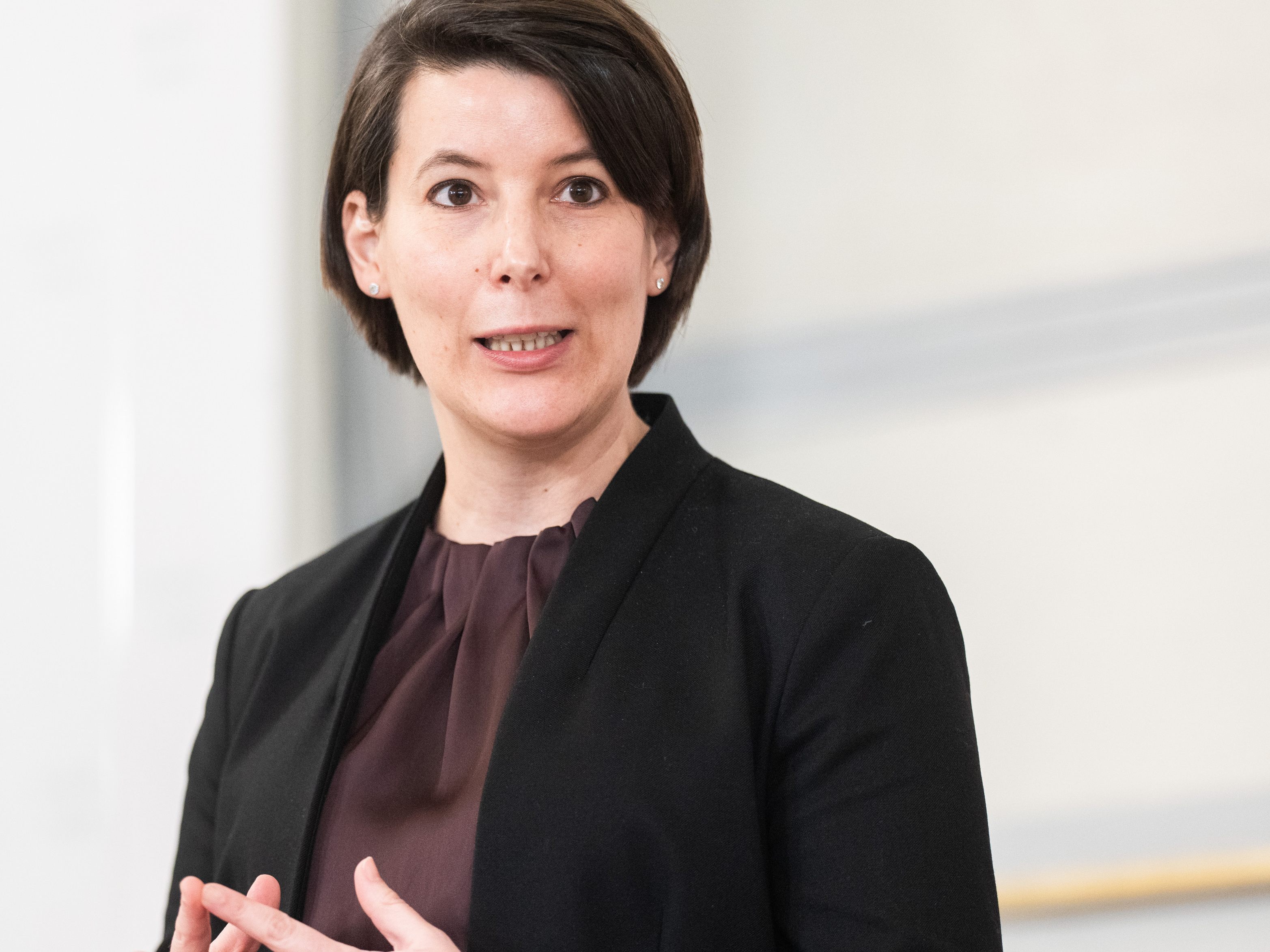 Die Gecko (im Bild Katharina Rauch) warnt vor den Risiken des Quarantäne-Endes.