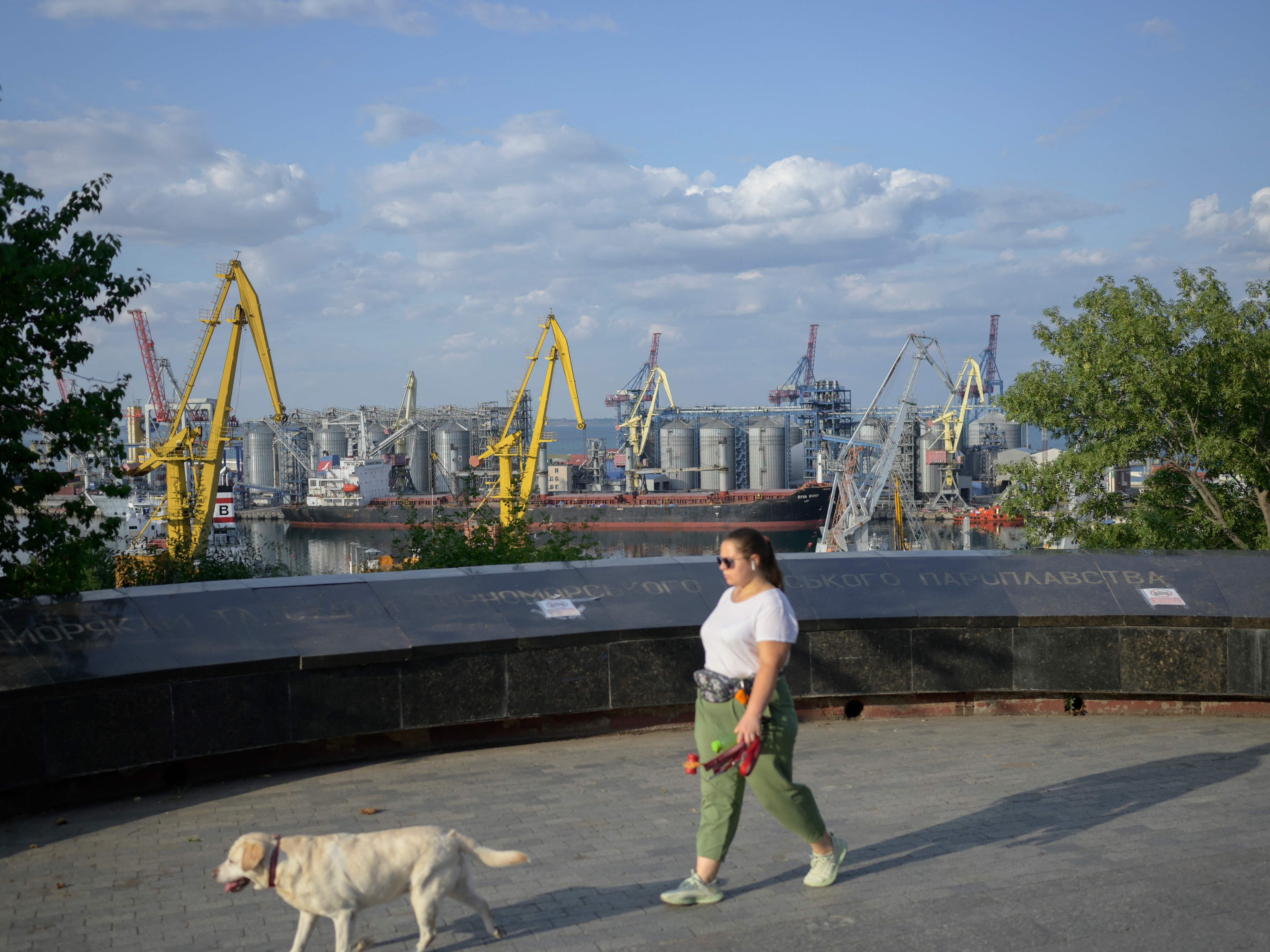 Kiew: Hafen von Odessa von russischen Raketen getroffen. Kiew: Hafen von Odessa von russischen Raketen getroffen.