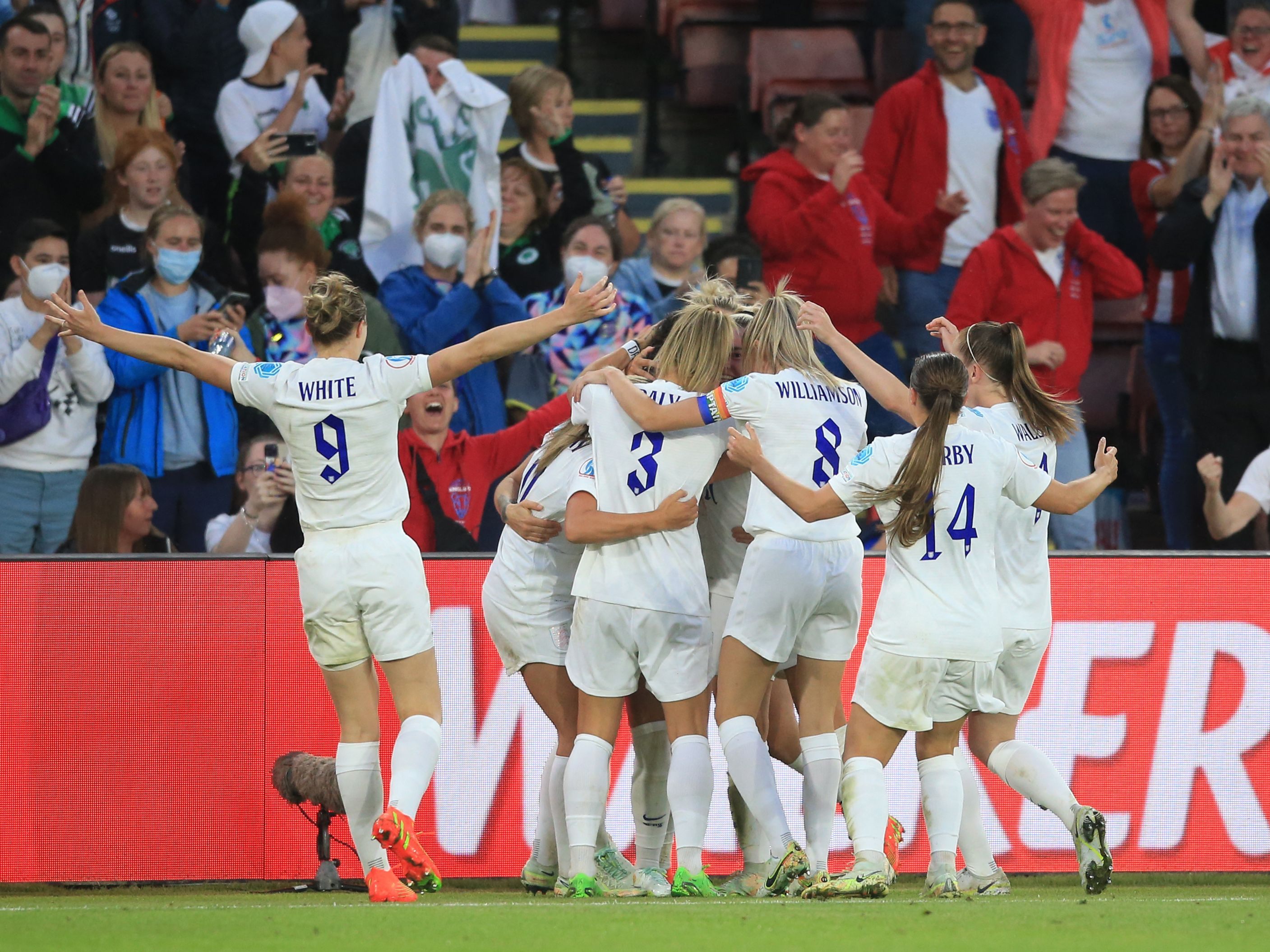 Englands Frauen jubeln über den verdienten Einzug ins EM-Finale. Englands Frauen jubeln über den verdienten Einzug ins EM-Finale.