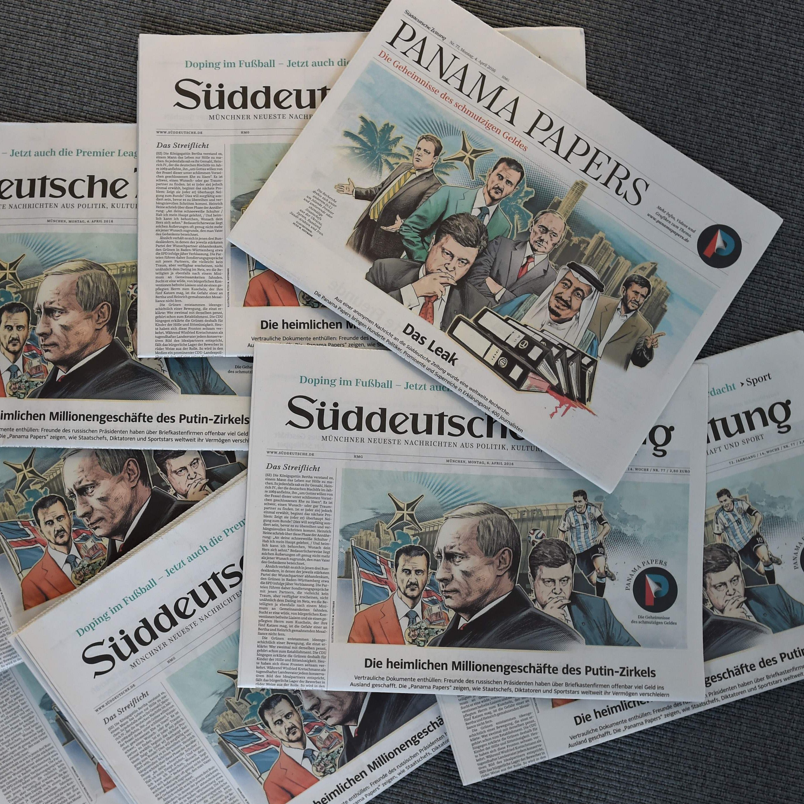 Das Foto zeigt mehrere Ausgaben der "Süddeutschen Zeitung" vom 4. April 2016 mit einem Aufmacher zu den "Panama Papers" und Illustrationen dazu von Künstler Peter M Hoffmann.