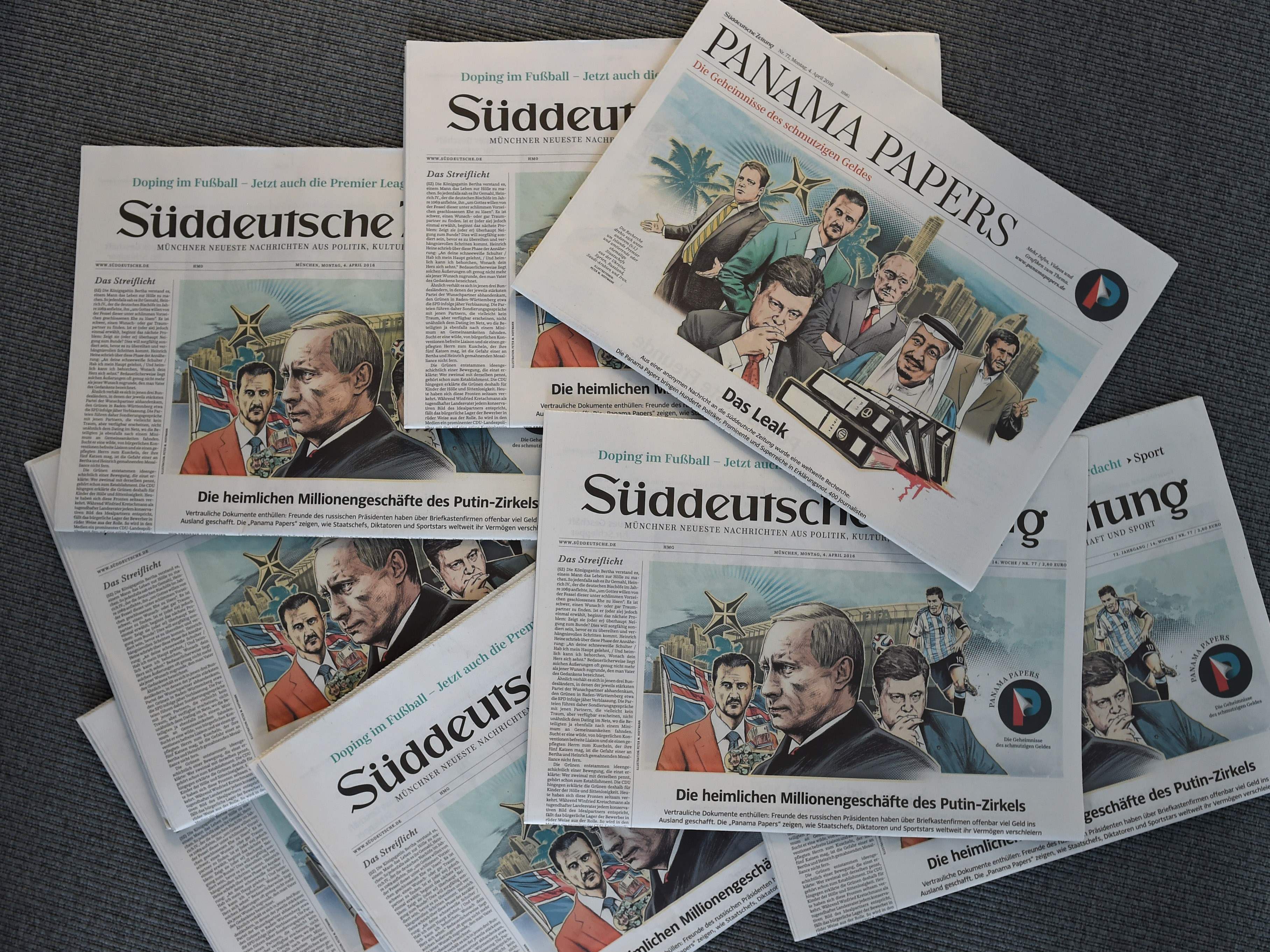 Das Foto zeigt mehrere Ausgaben der "Süddeutschen Zeitung" vom 4. April 2016 mit einem Aufmacher zu den "Panama Papers" und Illustrationen dazu von Künstler Peter M Hoffmann.