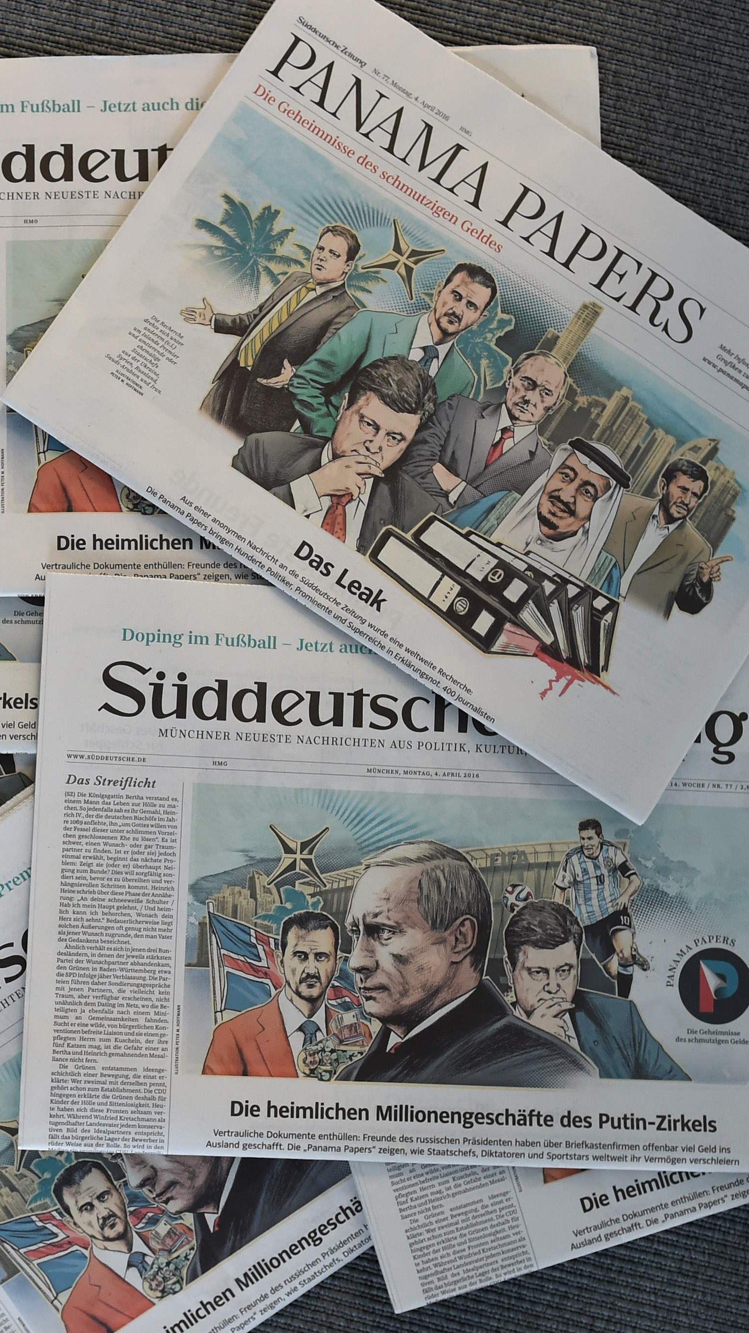Das Foto zeigt mehrere Ausgaben der "Süddeutschen Zeitung" vom 4. April 2016 mit einem Aufmacher zu den "Panama Papers" und Illustrationen dazu von Künstler Peter M Hoffmann.